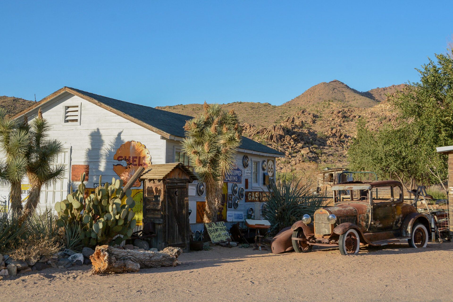 haus-hof-hackberry-general-store_foto-ralf-johnen Wrack eines Ford Model T beim Hackberry General Store in Arizona, wo einst Bob Waldmire gelebt hat