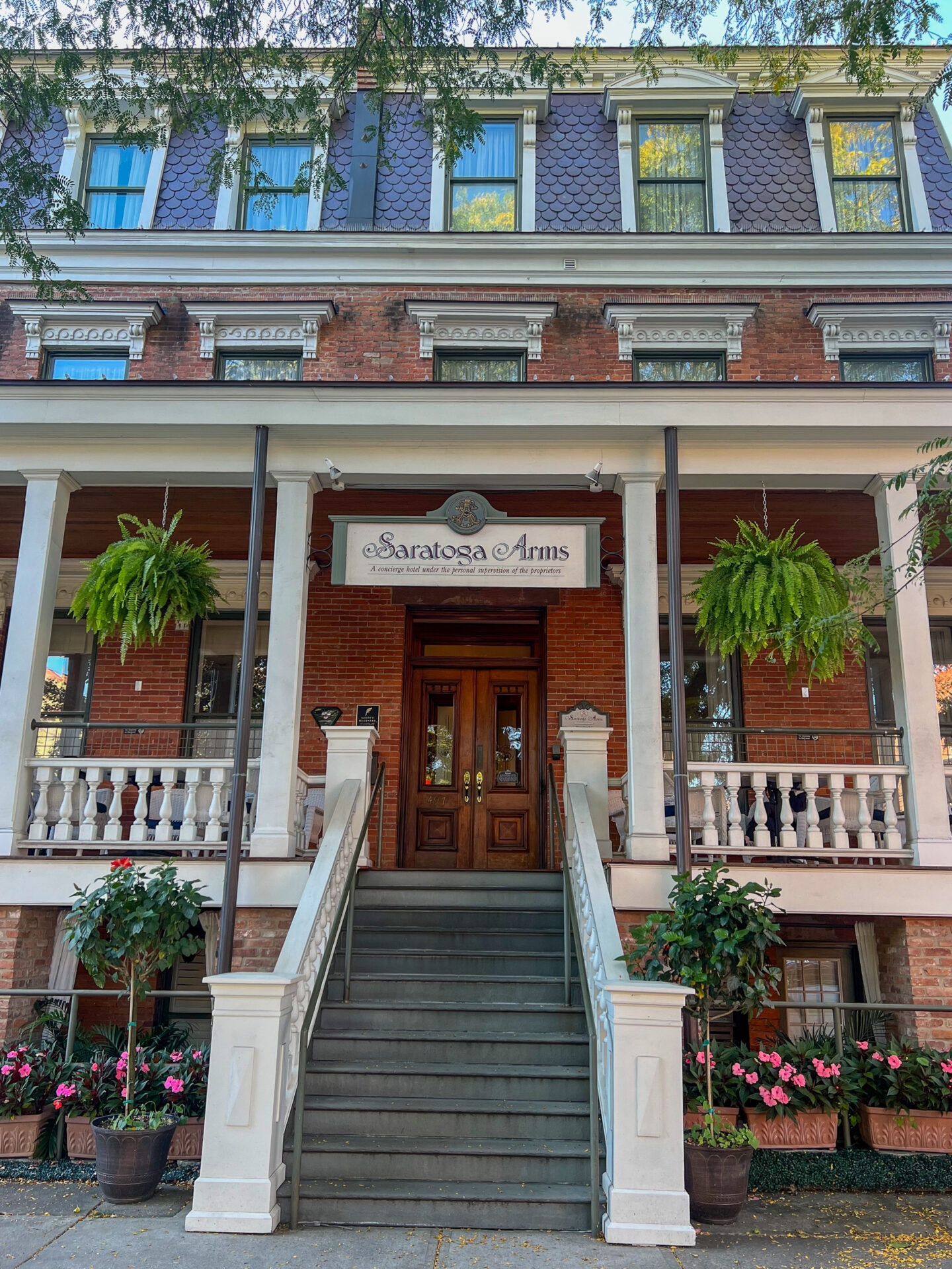 hotel-saratoga-arms-aussenaufnahme_foto-ralf-johnen Das charmante Boutique-Hotel Saratoga Arms mit Veranda ist das vielleicht netteste Hotel in Saratoga Springs