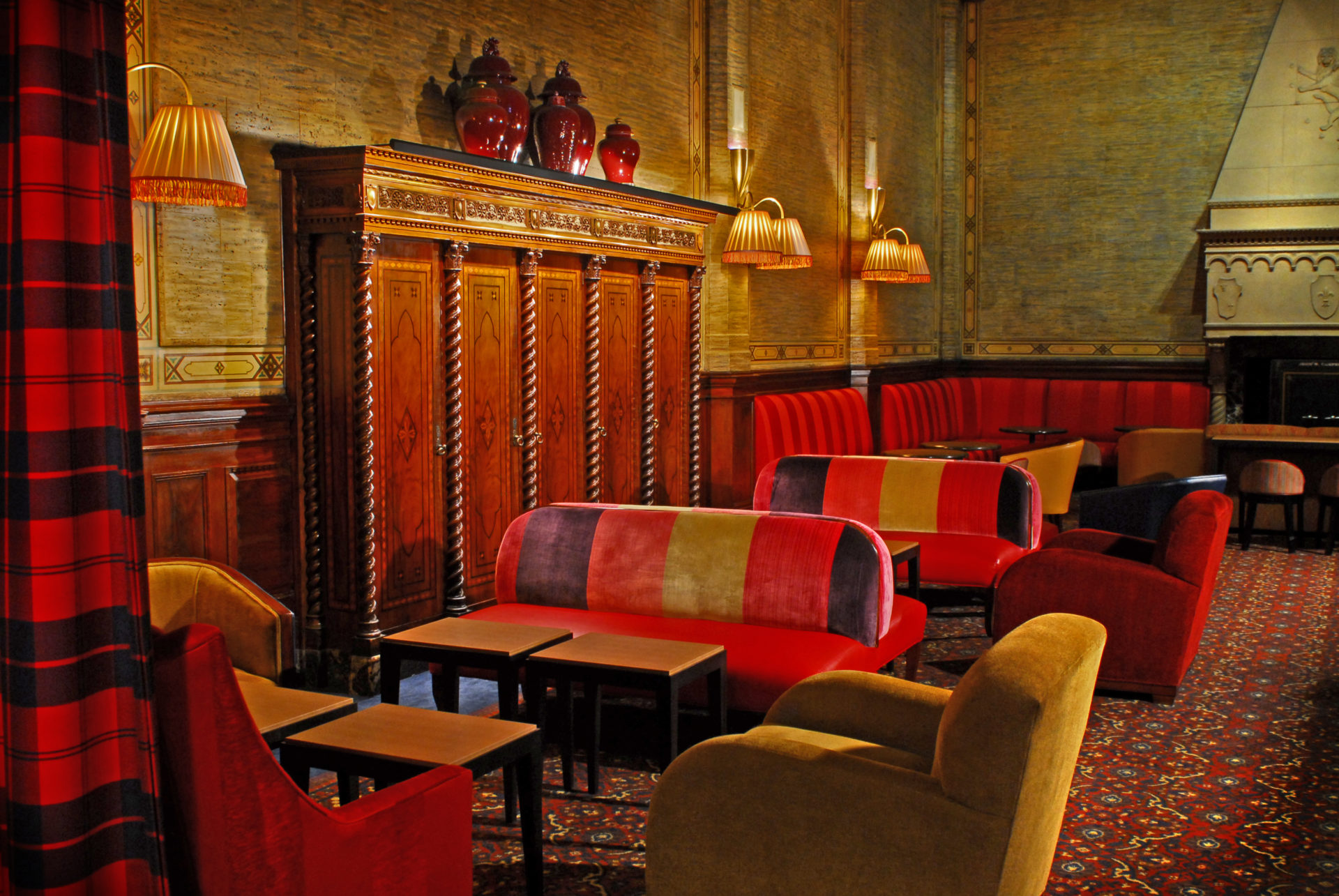 Wartesaal im Campbell Apartment mit roten Plüschsofas