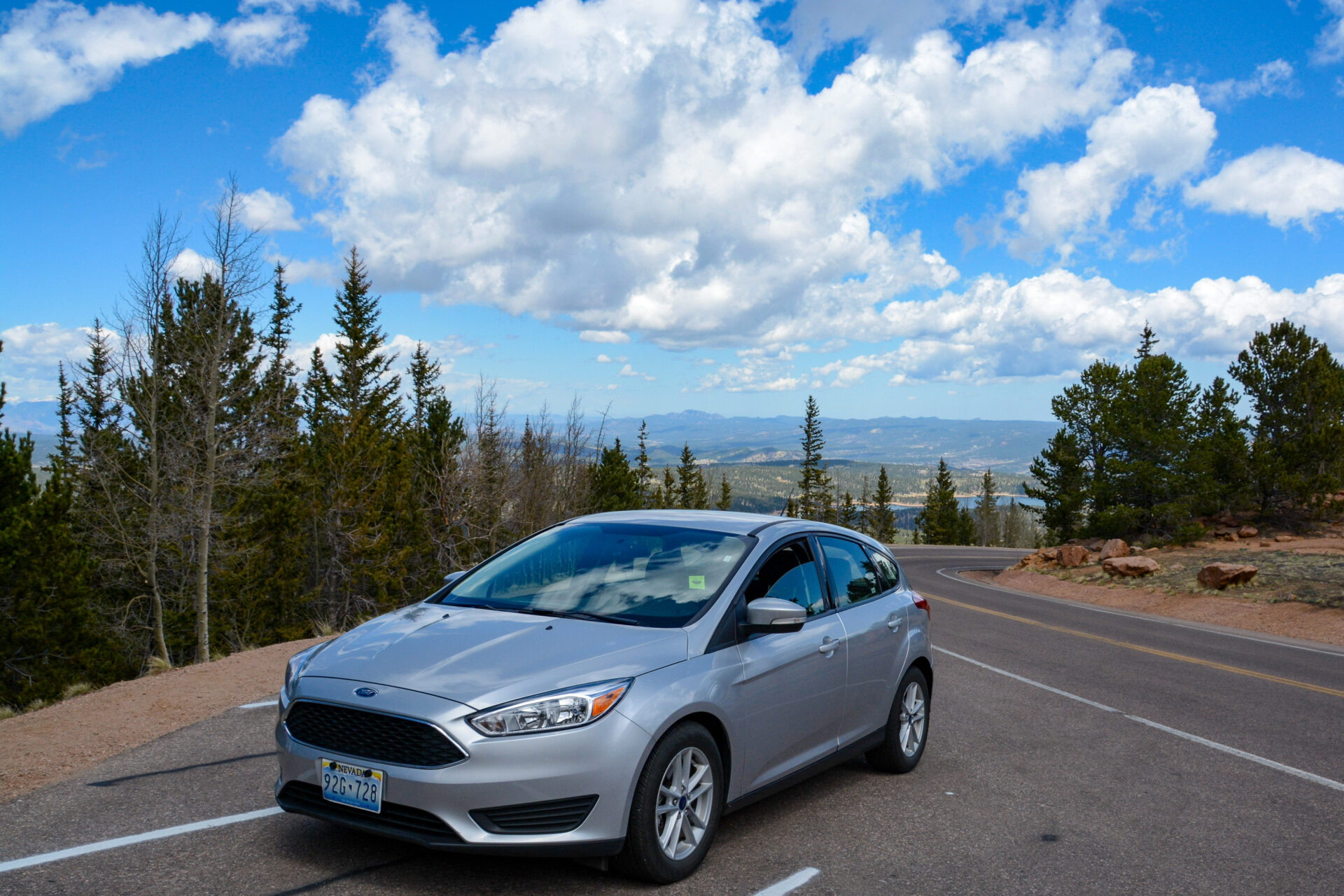 Parkender Pkw beim Aufstieg zum über 14000 Fuß hohen Pikes Peak