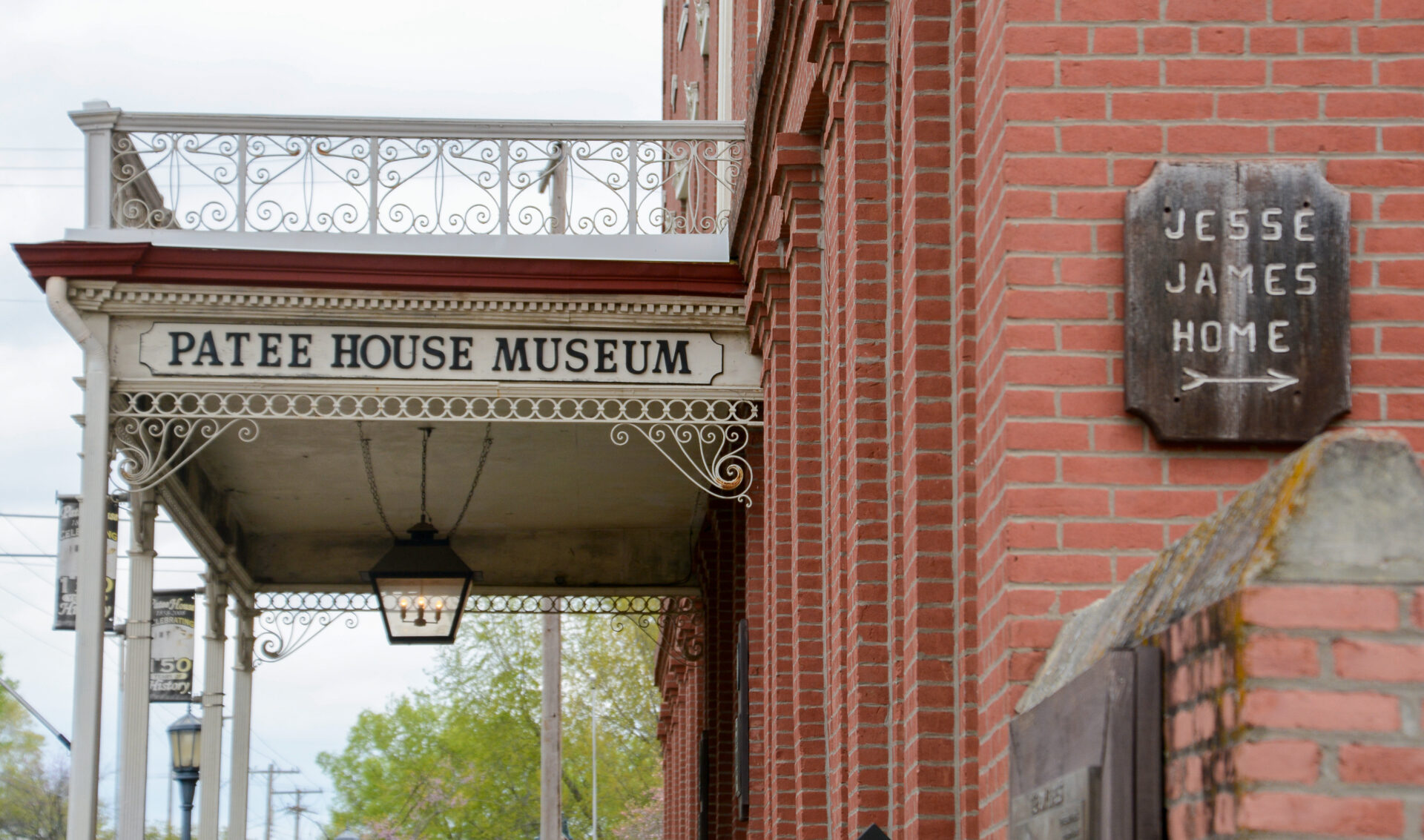 patee-house-museum-jesse-james-home-stjoseph-missouri_foto-ralf-johnen Schild für das Jesse James Home am Eingang des Patee House Museum