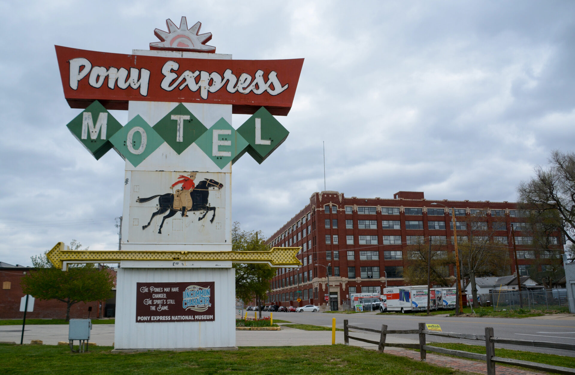 pony-express-motel-schild-stjoseph-missouri_foto-ralf-johnen Neonschild mit der Aufschrift Pony Express Motel in St. Joseph, Missouri