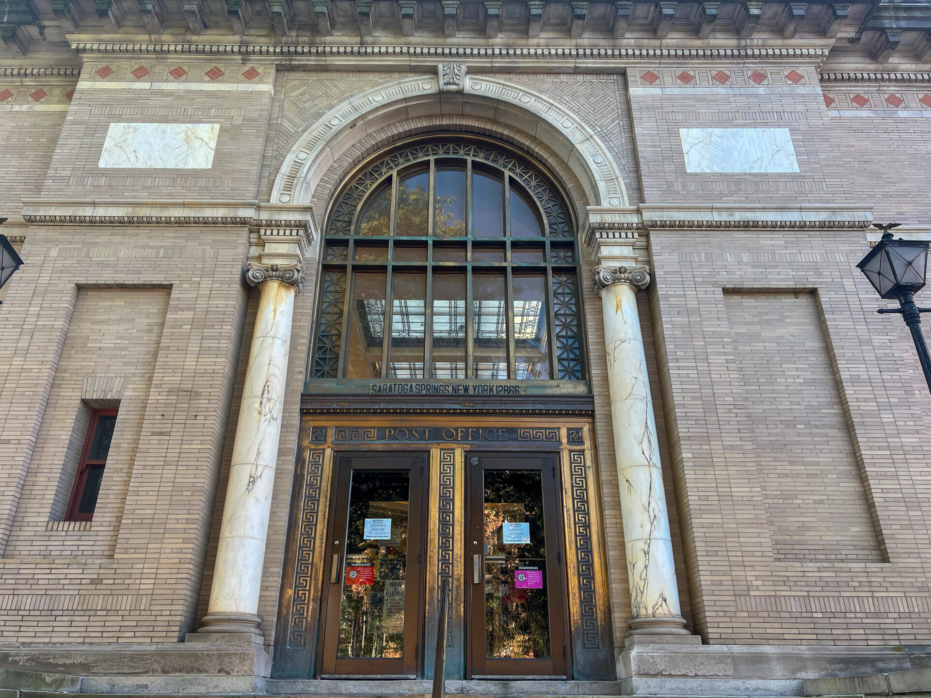 post-gebaeude-saratoga-springs-newyorkstate_foto-ralf-johnen Das monumentale Gebäude, in dem sich das Postamt von Saratoga Springs befindet