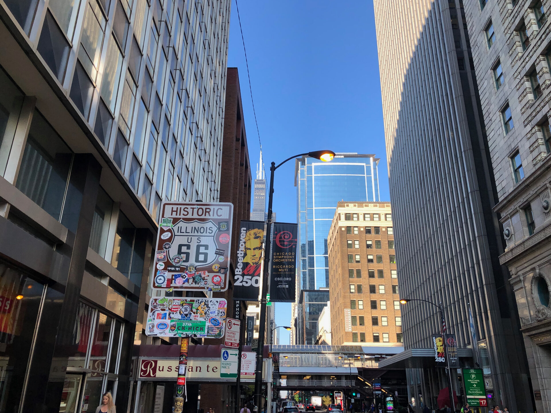 Blick auf den ehemaligen Sears Tower und die Skyline von Chicago mit einem Hinweisschild auf die Route 66
