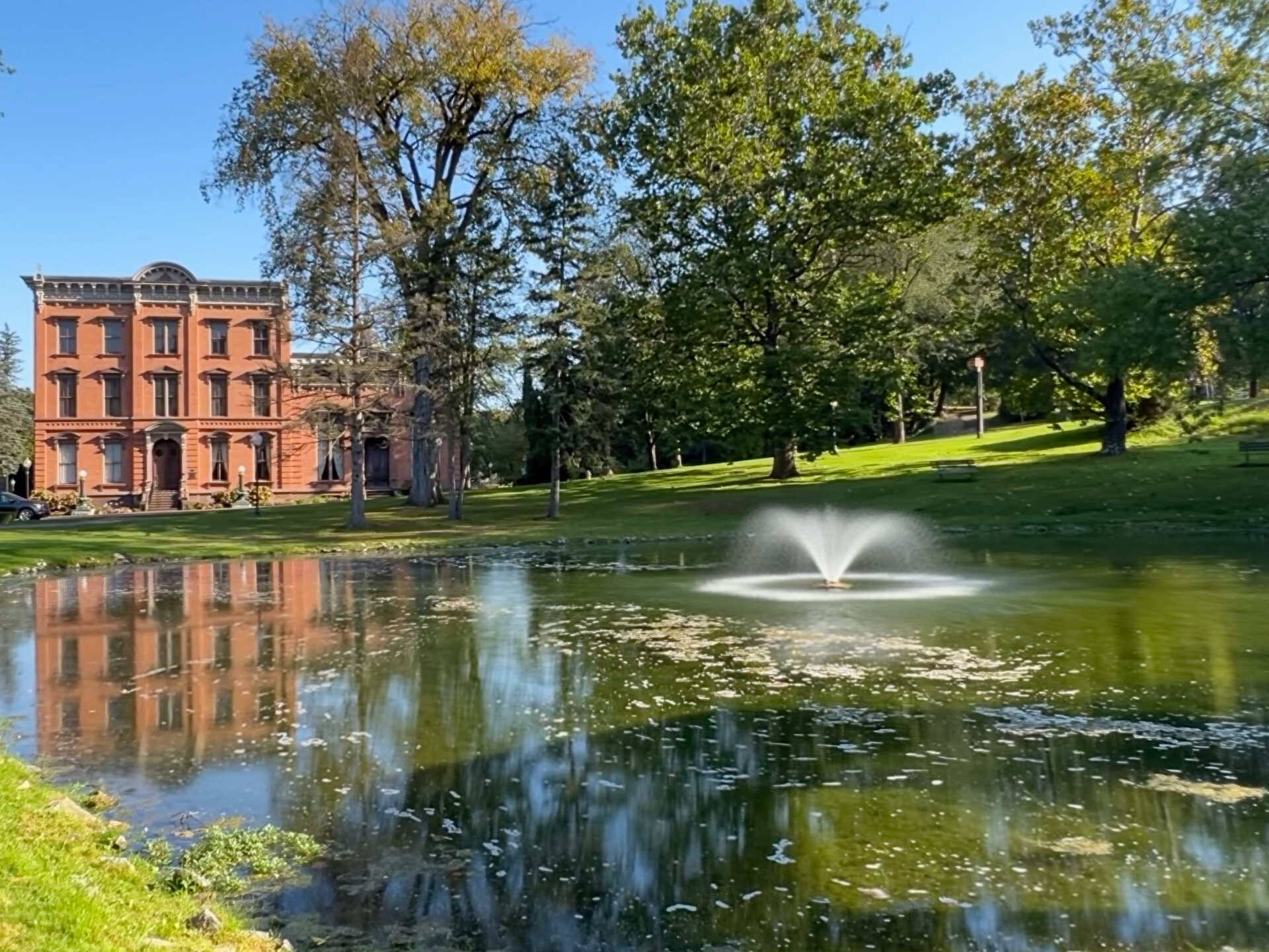 teich-im-congress-park-saratoga-springs-newyorkstate_foto-ralf-johnen Der Kurpark von Saratoga Springs, wo Amerikas vielleicht bestes Mineralwasser herkommt