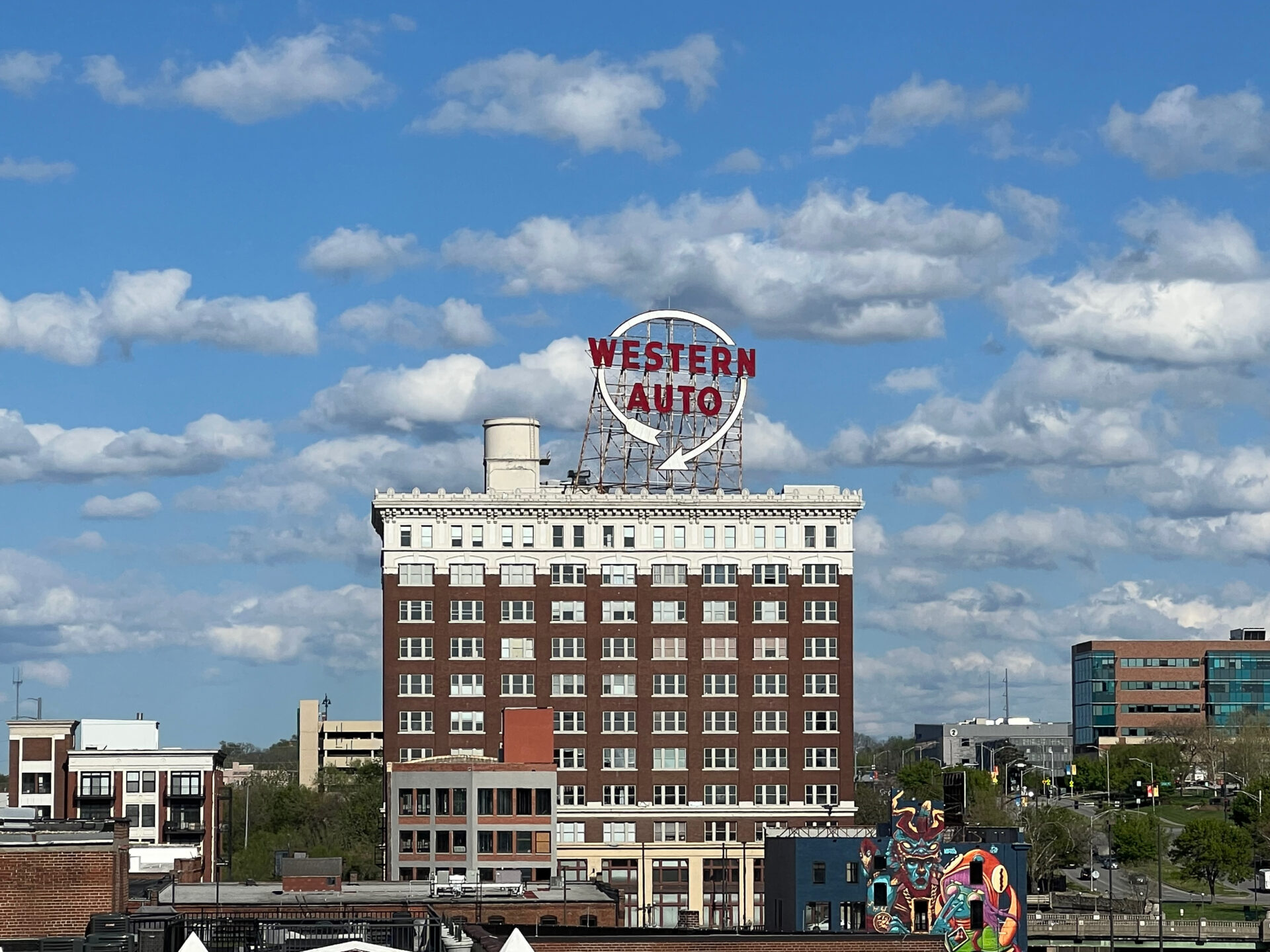 western-auto-kansas-city_foto-ralf-johnen Schild von Western Auto auf dem Dach eines Backsteinbaus in Kansas City, der Heimatstadt von Jason Sudeikos und dem Drehort von Ted Lasso