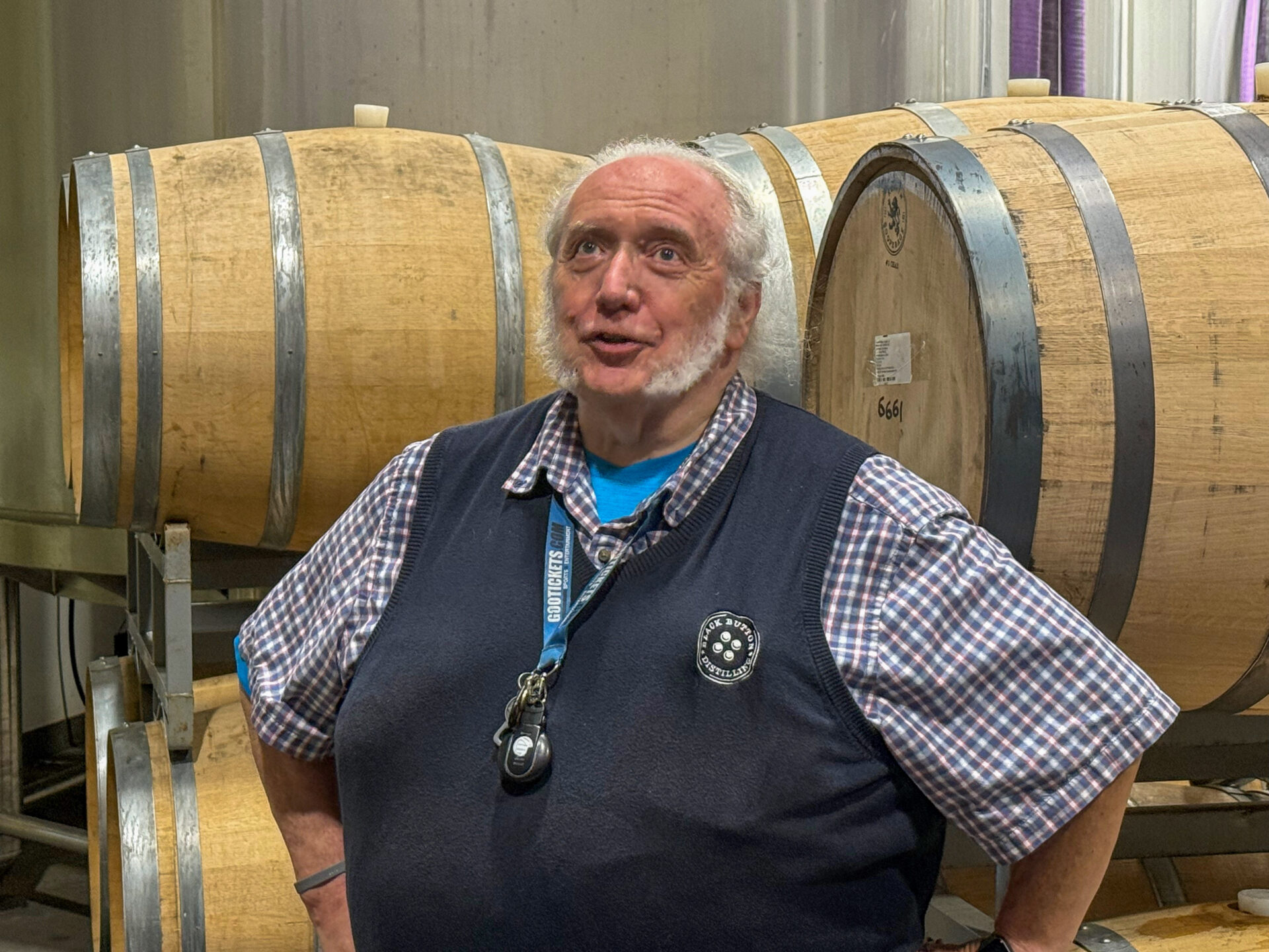 Guide in der Destillerie Black Button in Rochester, New York