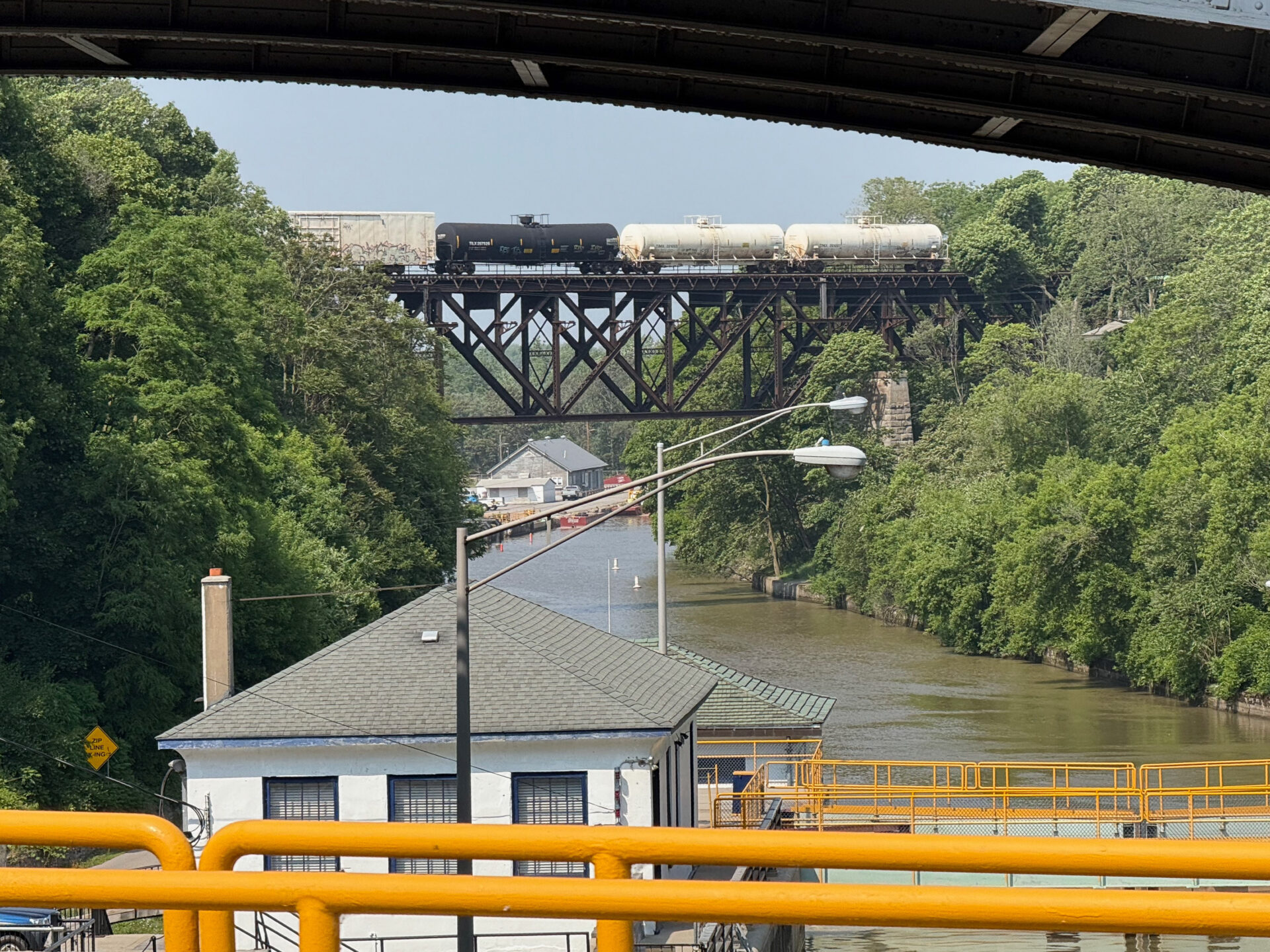 Schleuse des Erie Kanal in Lockport, New York, mit Eisenbahnbrücke im Hintergrund