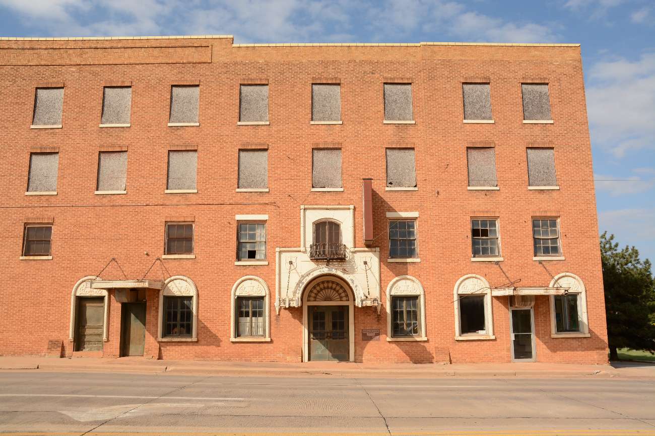 Das verlassene und verrammelte Casa Grande Hotel in Erick an der Route 66 im US-BundestaatOklahoma