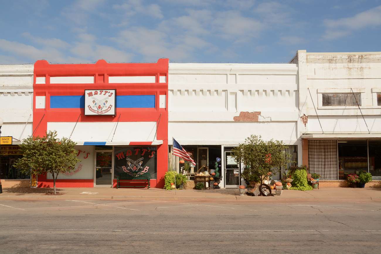 Eine verlassene Main Street mit vlauter errammelten Geschäften in Erick, Oklahoma