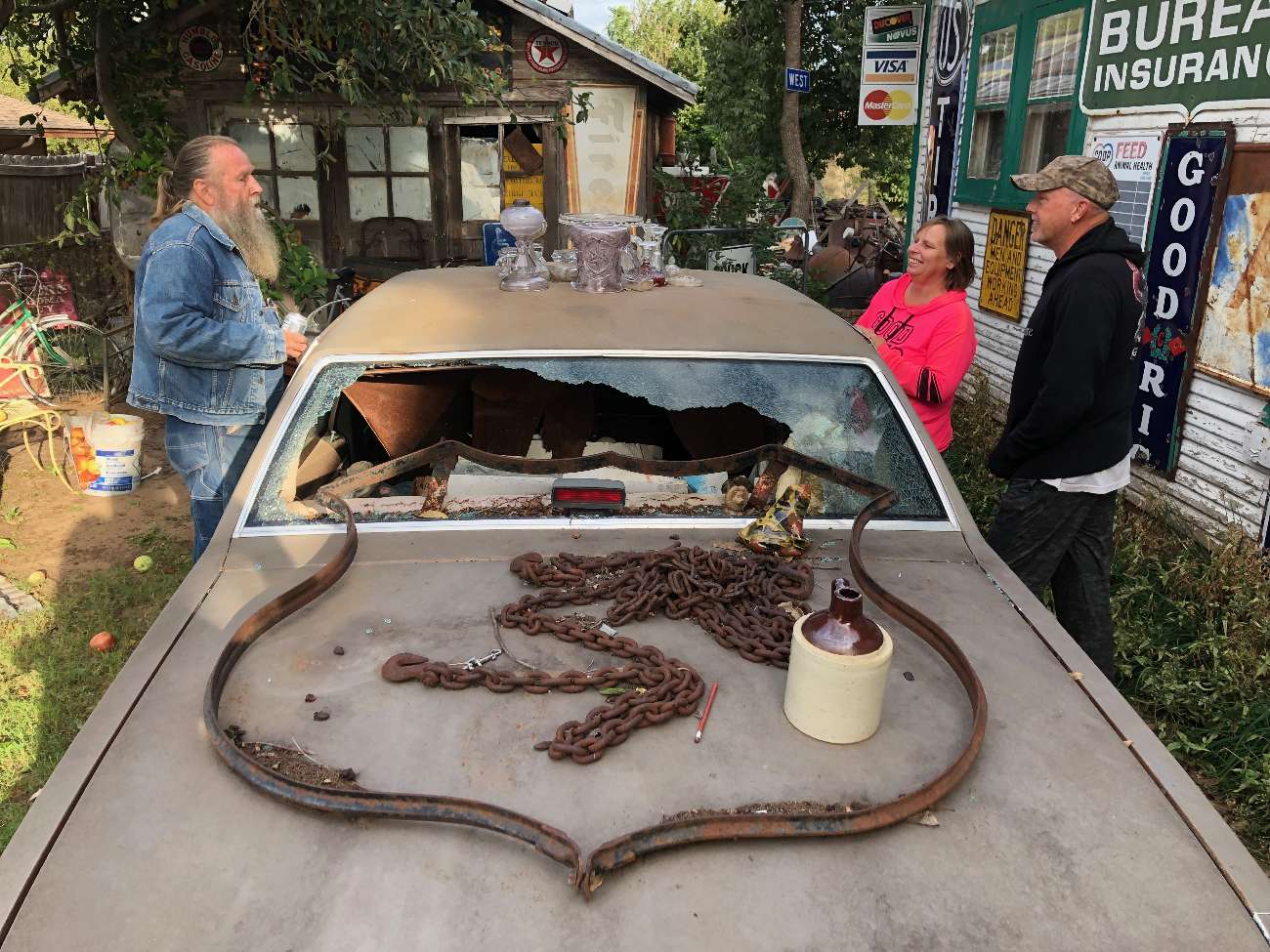 Harley Russell und Freude mit einem Autowrack im Sandhills Curiosity Shop in Erick, Oklahoma