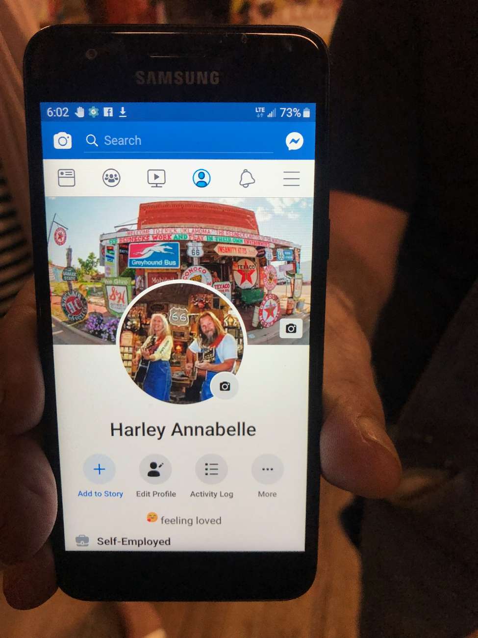 Ein Handy-Display zeigt ein Foto von Route-66-Ikone Harley Russell mit seiner Frau Annabelle