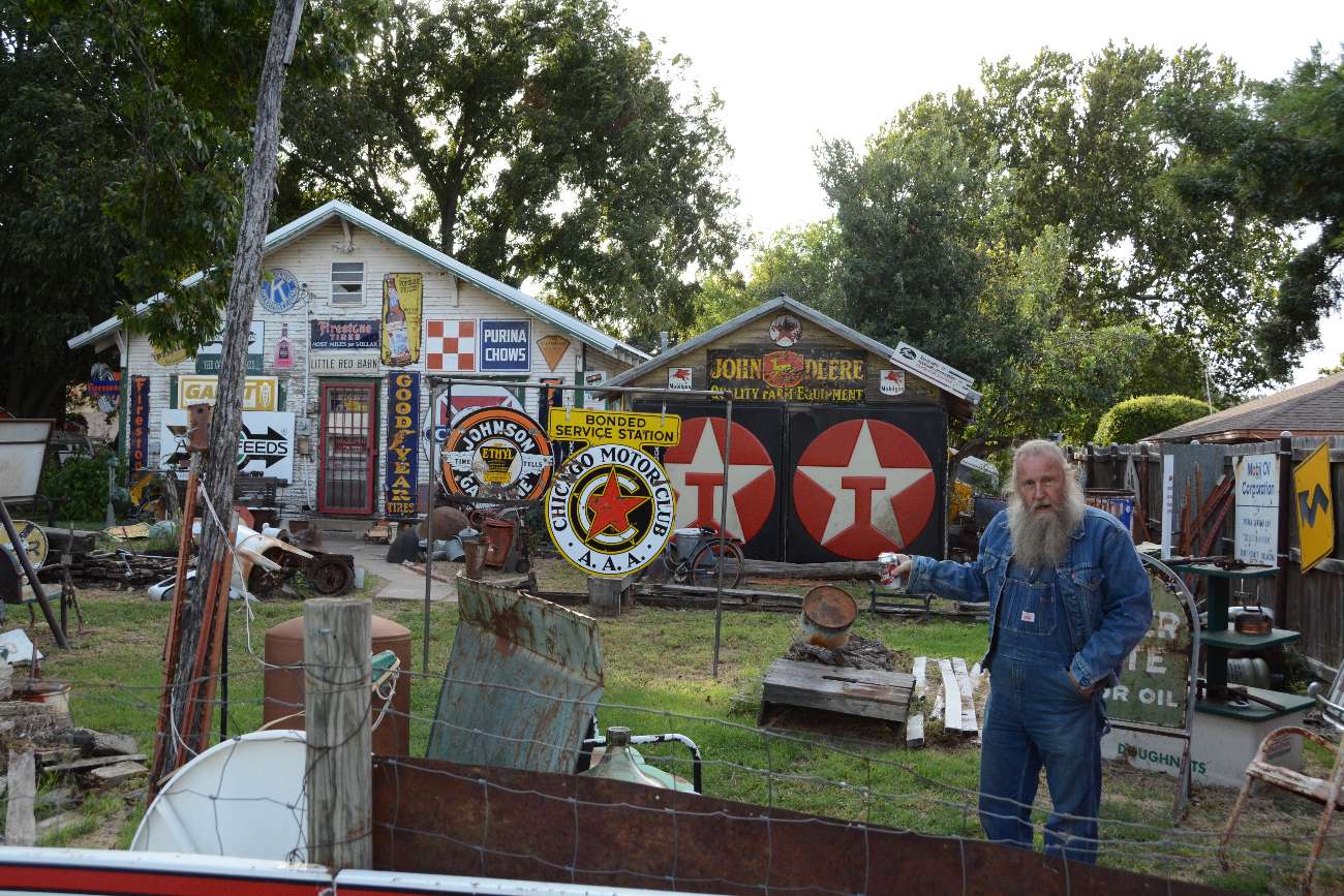 Route-66-Legende Harvey Russell im Garten seiner Institution