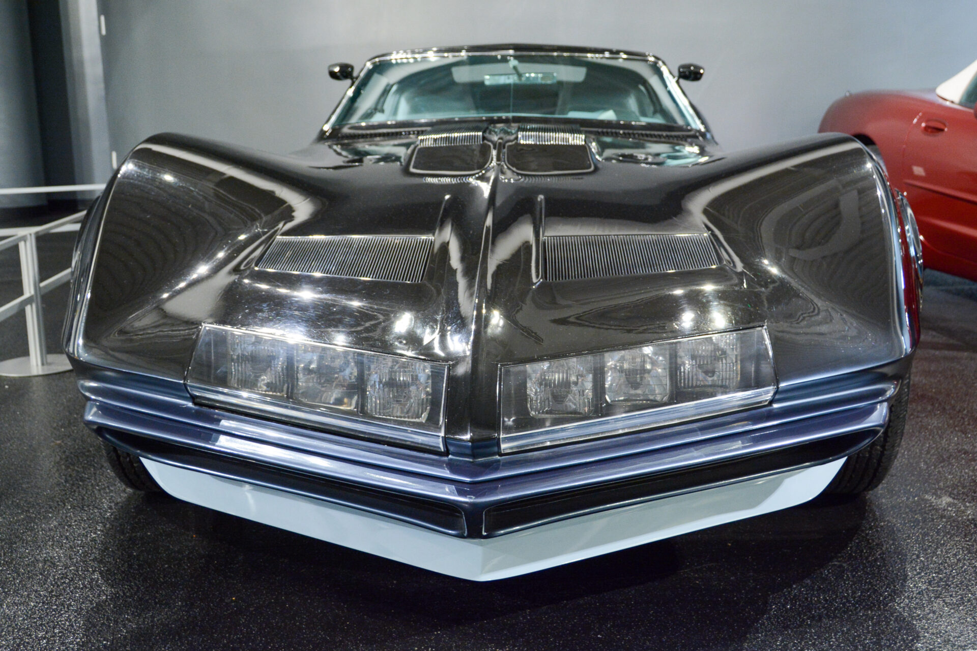 Ansicht einer schwarzen Corvette Manta Ray
