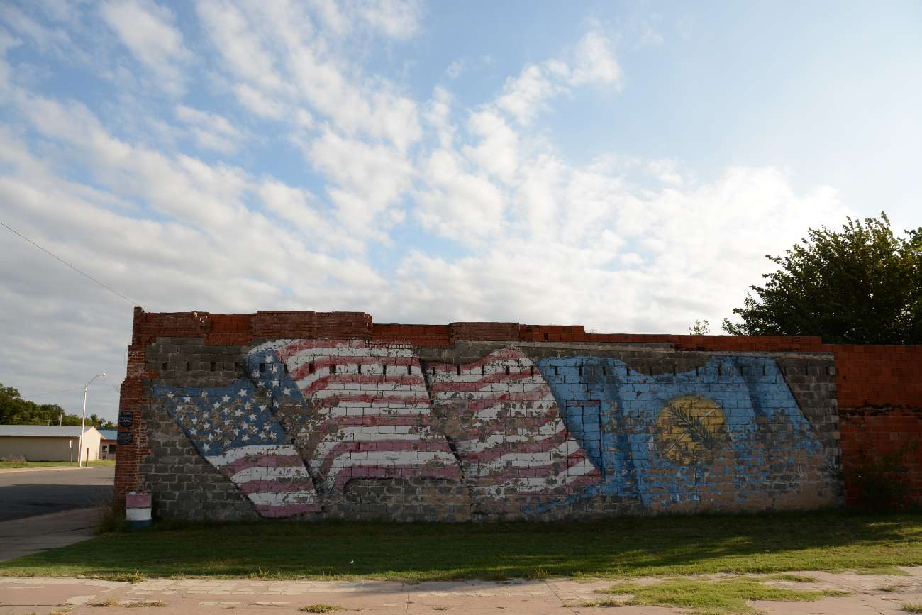 Eine verblichene amerikanische Flagge auf einer Hauswand in Erick bei Harley Russel im US-Bundesstaat Oklahoma