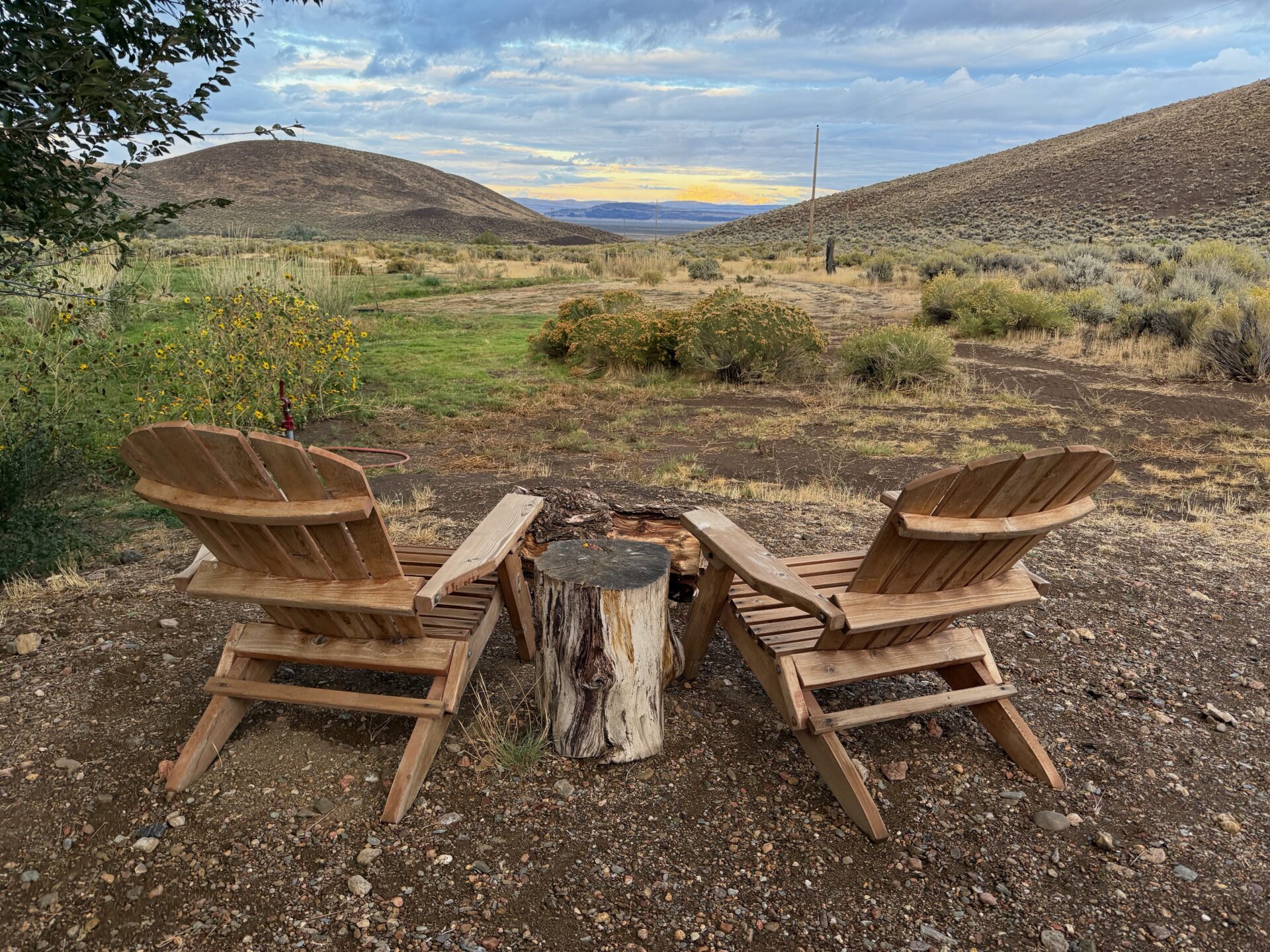 Zwei Adirondack-Stühle bieten Ausblick über die knorrige Landschaft Ost-Oregons