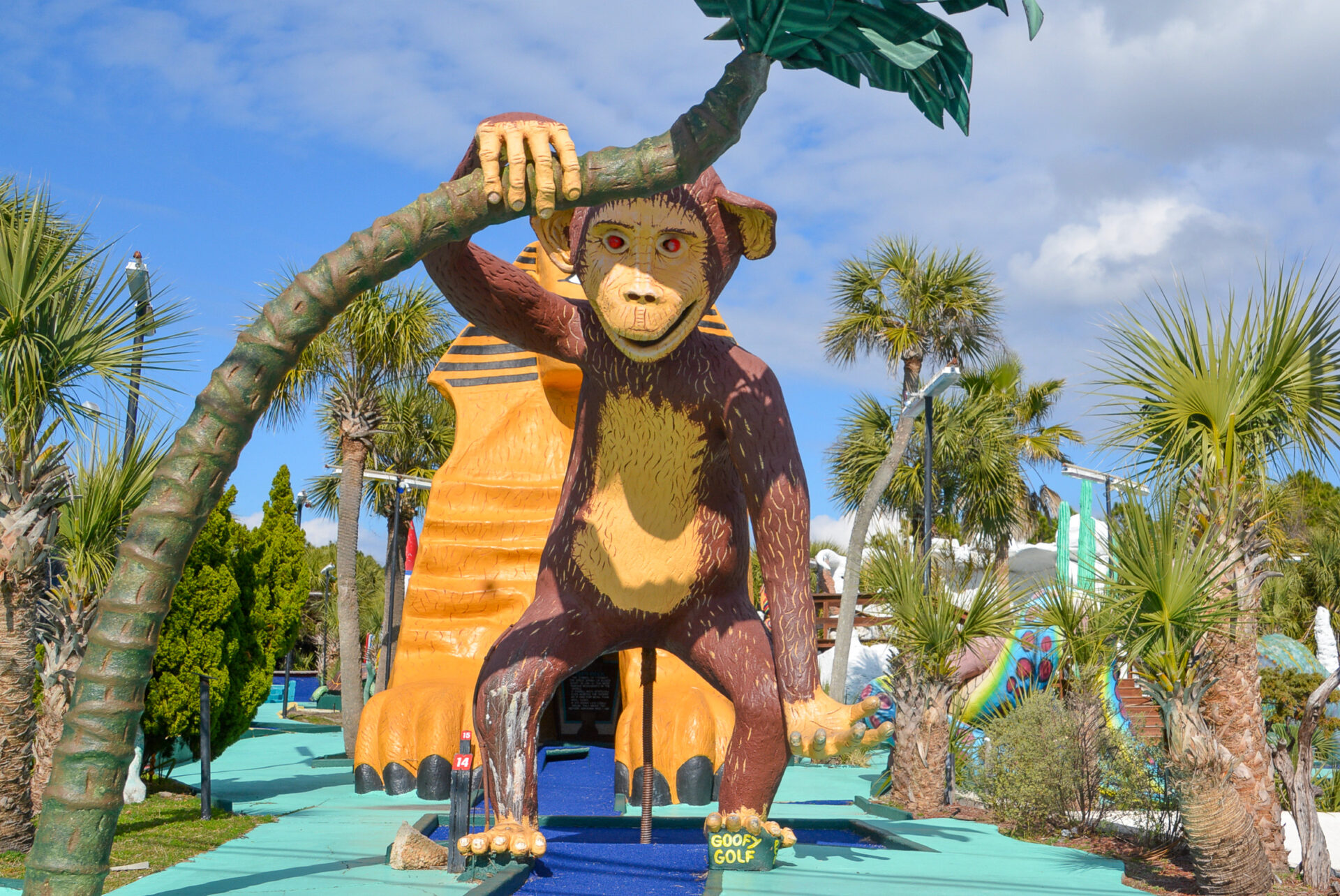 Affenfigur beim Goofy Golf in PCB an der sogenannten Redneck Riviera