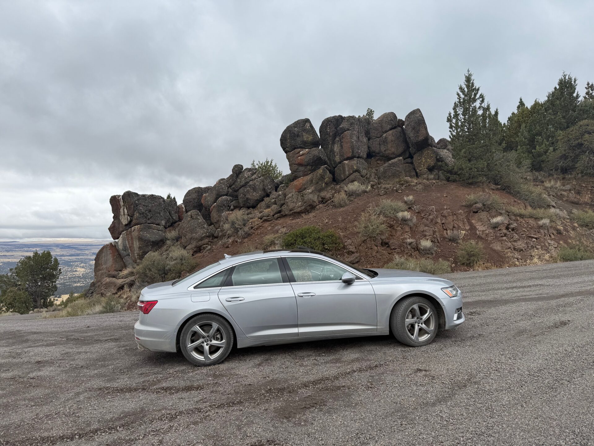 Silbergrauer Audi an den Flanken von Steens Mountain, einem über 3000 Meter hohen Berg im Pazifischen Nordwesten der USA