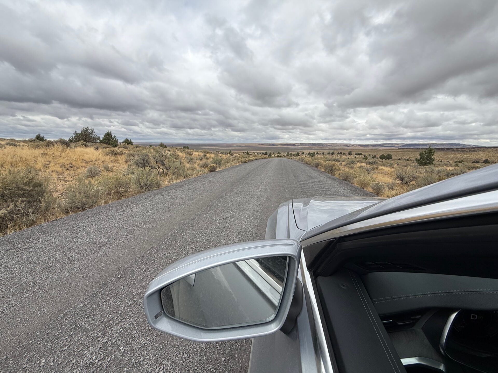 Wagen auf einer Schotterpiste, die zum Steens Mountain in Oregon hinaufführt
