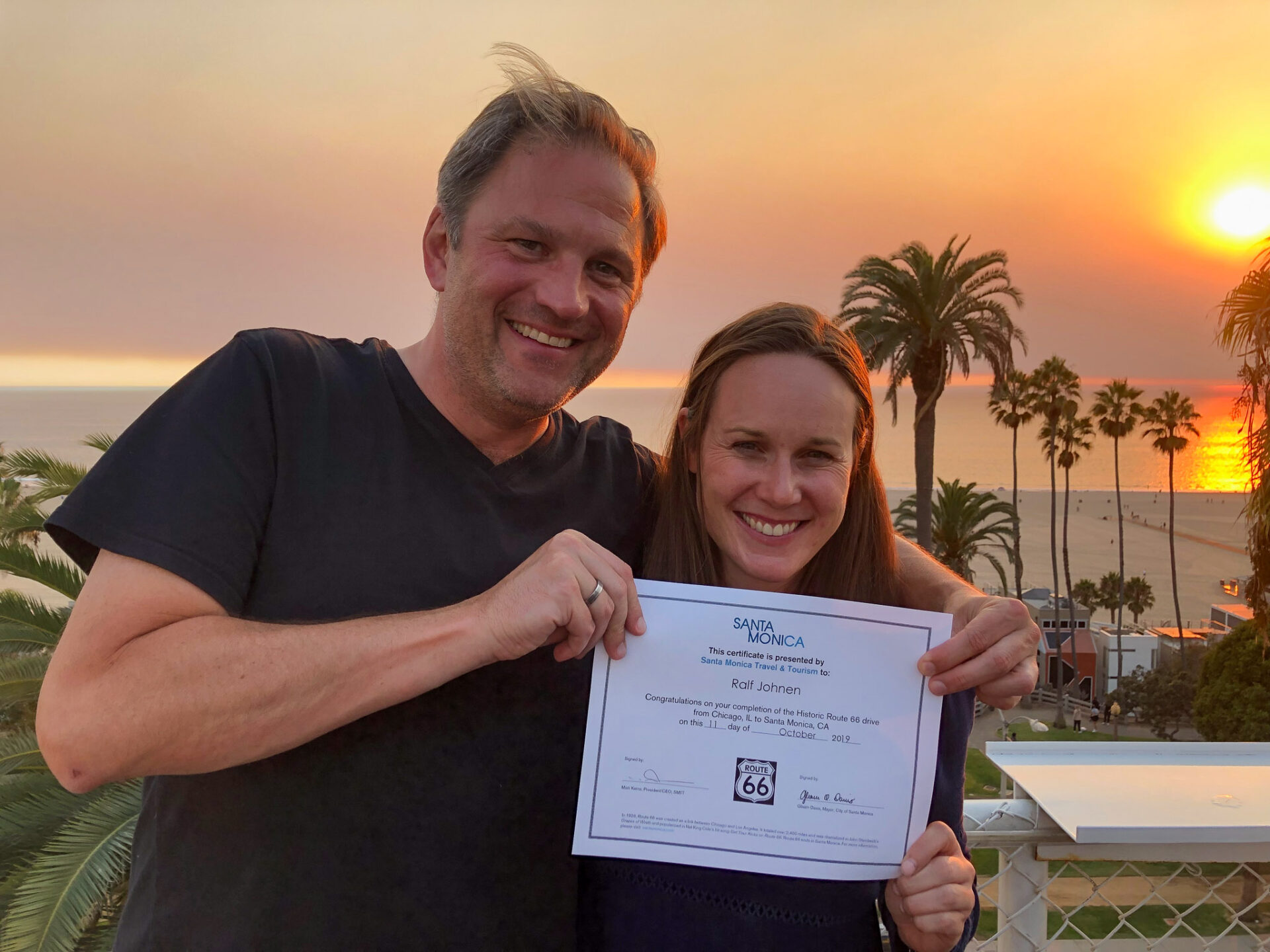 Autor Ralf mit Tourismusrepräsentantin Lauren Salisbury am Endpunkt der Route 66 in Santa Monica