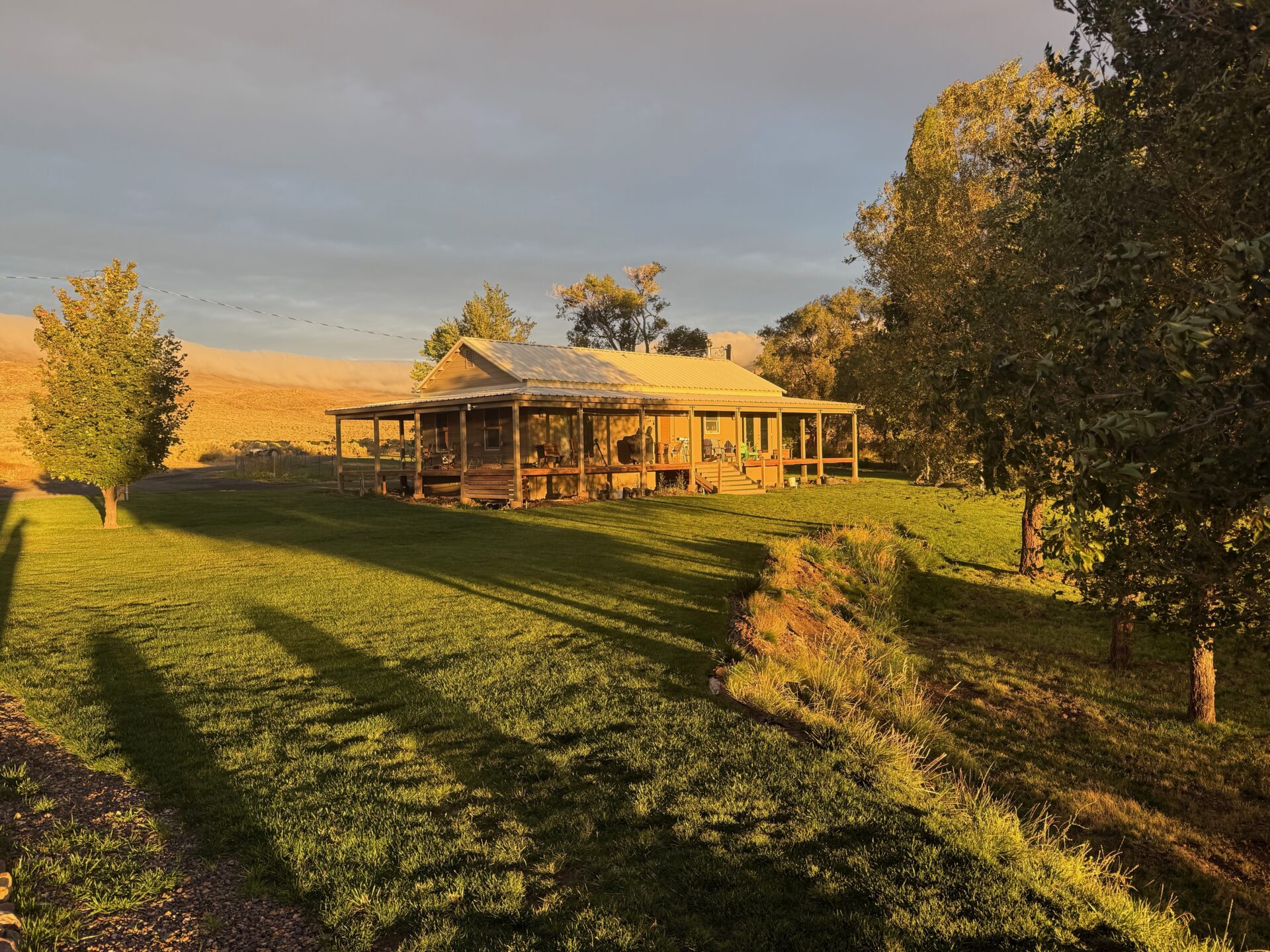Teifstehende Sonne über einer Farm in Oregons Outback
