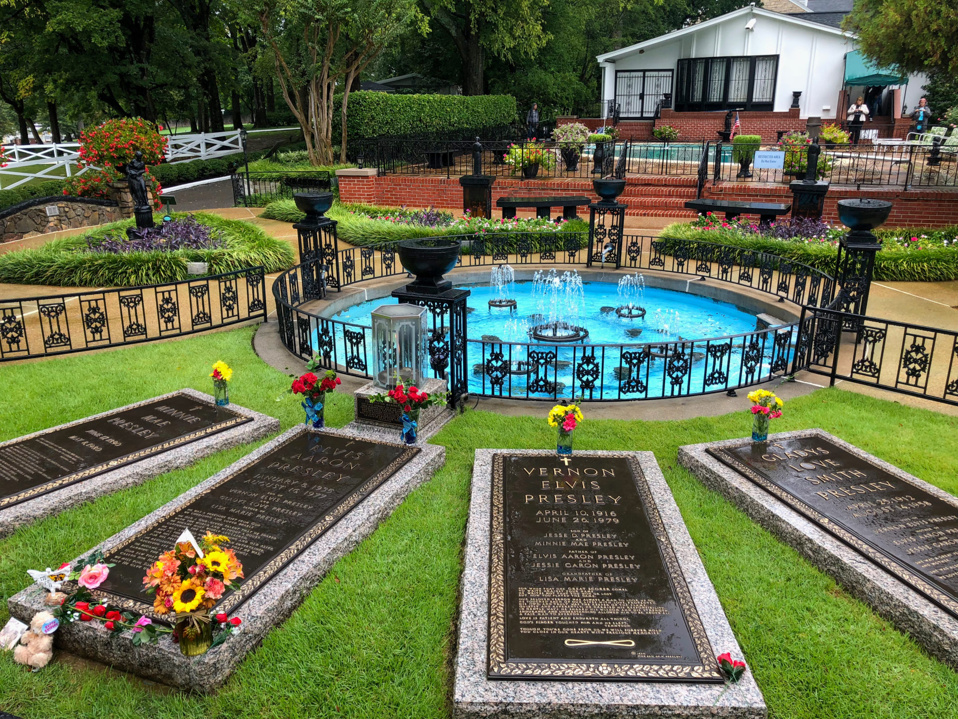 Das Grab von Elvis Presley beim Besuch von Graceland im Garten des Anwesens