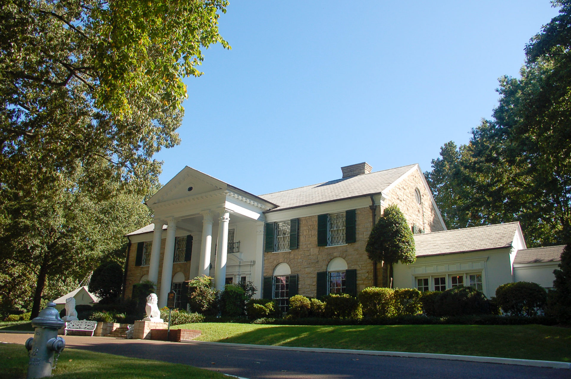 Außenansicht des Haupthauses beim Besuch von Graceland in Memphis