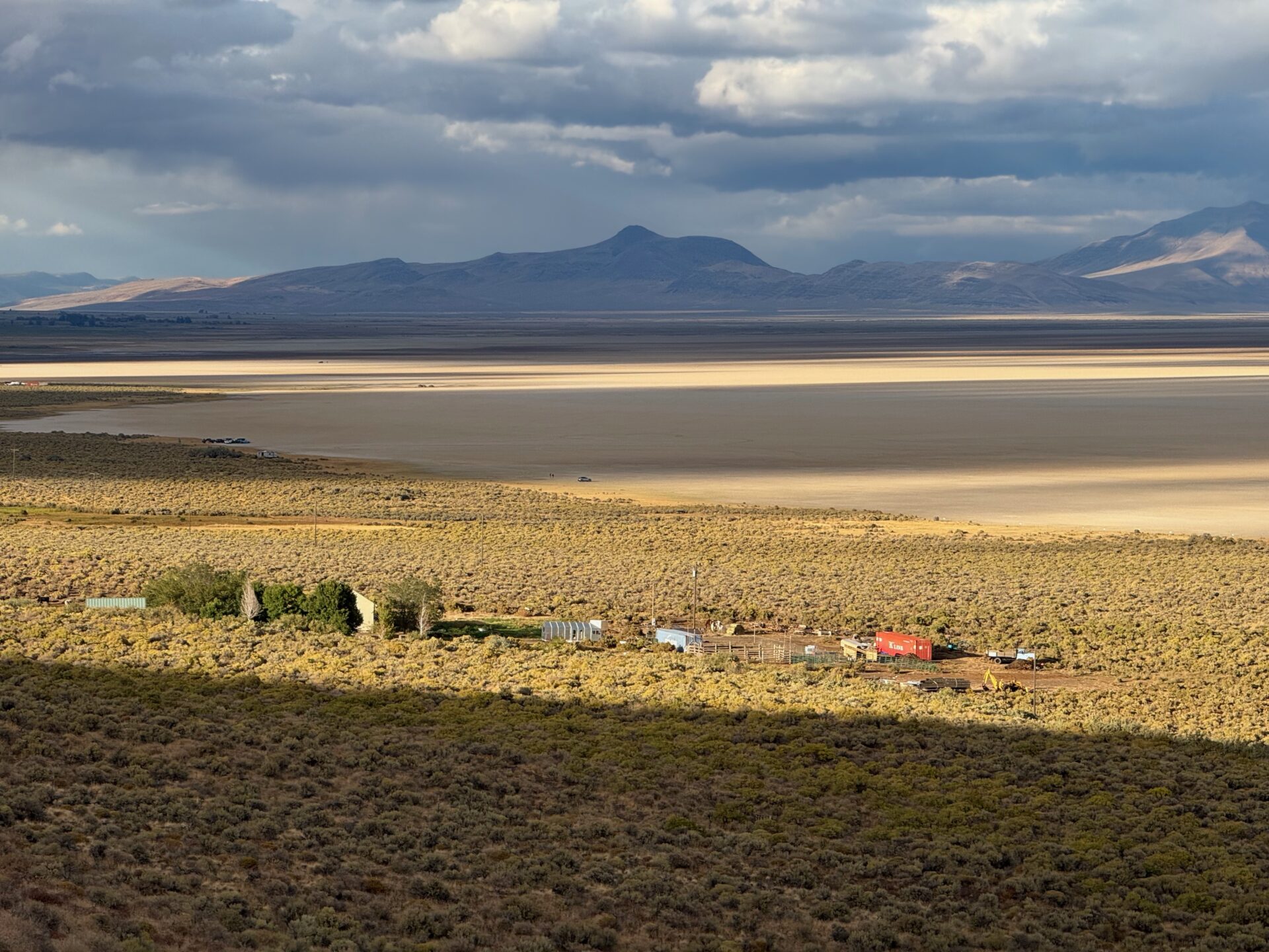Kleine Farm im Spiel aus Licht und Schatten vor der Alvold Desert im Osten von Oregon