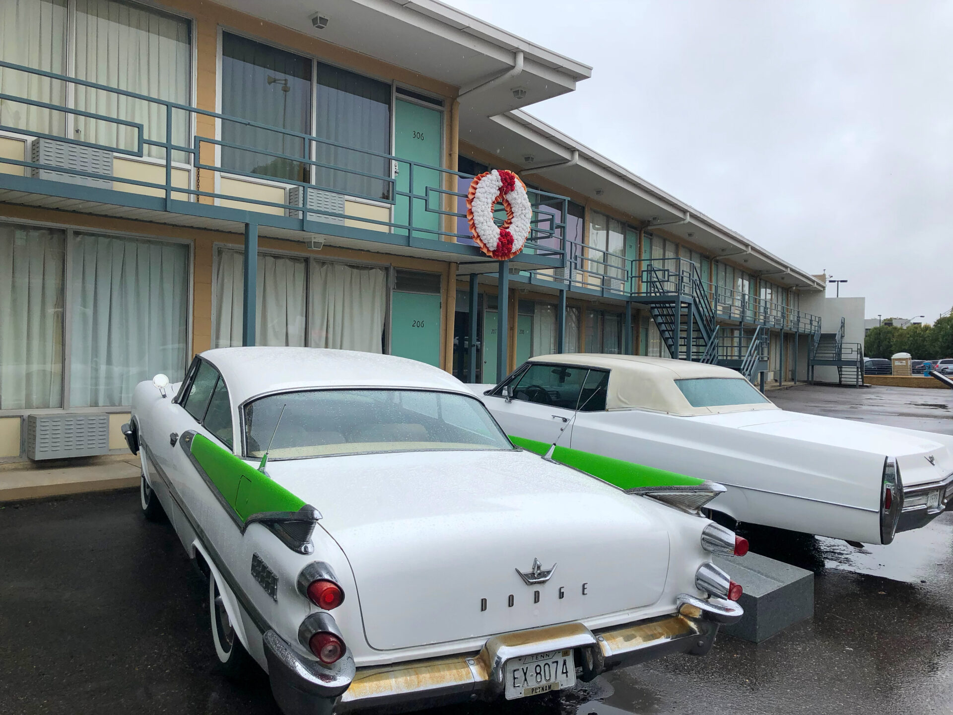 Zwei Oldtimer vor dem Lorraine Motel in Memphis, wo Martin Luther King erschossen wurde