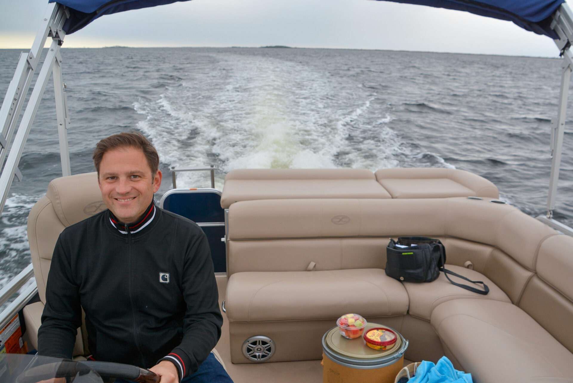 Autor Ralf am Steuer eines Bootes beim Trip nach Panama City Beach