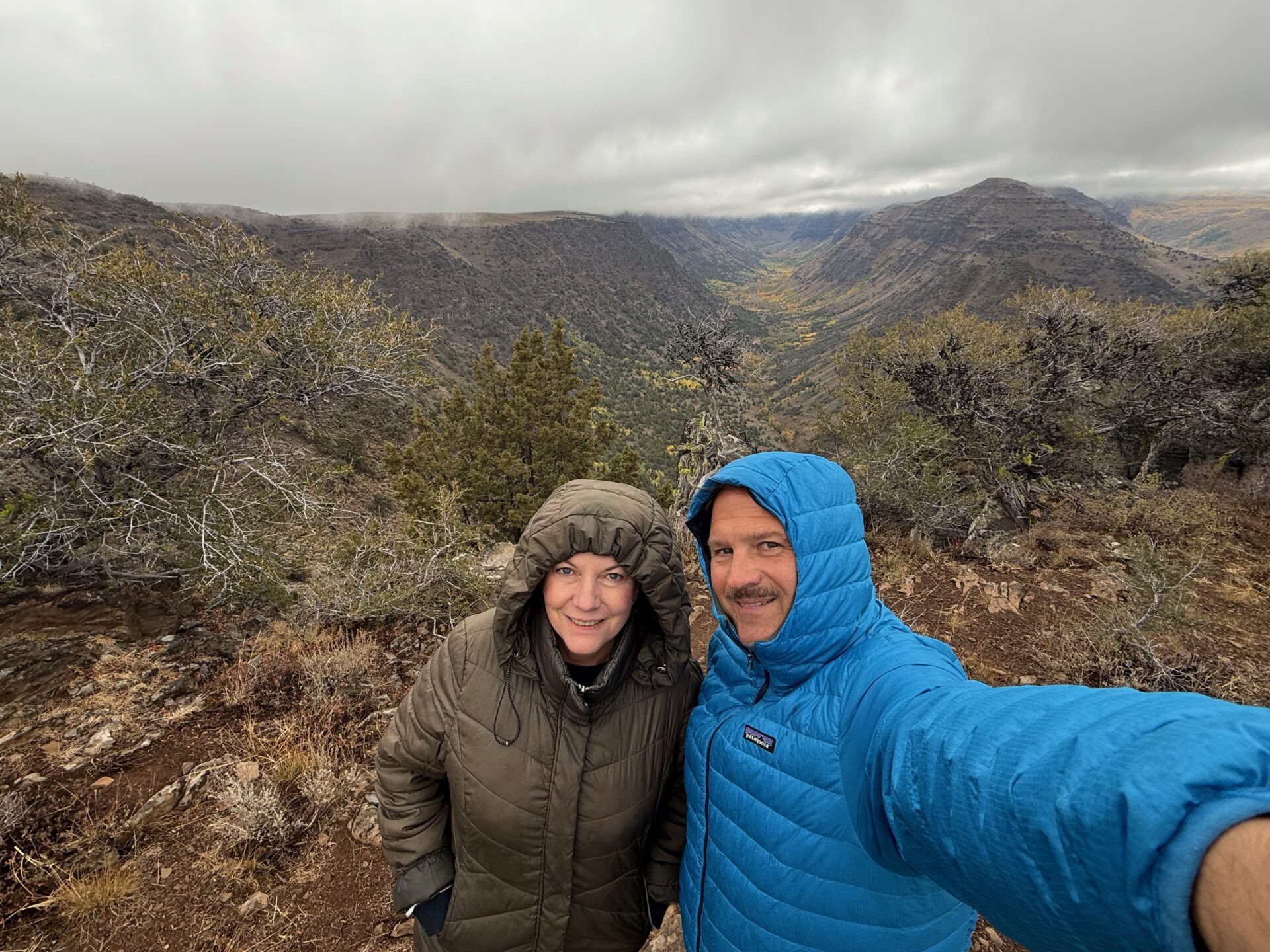 Autor Ralf und Co-Autorin Frida in Winterkleidung an den Flanken des Steens Mountain im Osten Oregons
