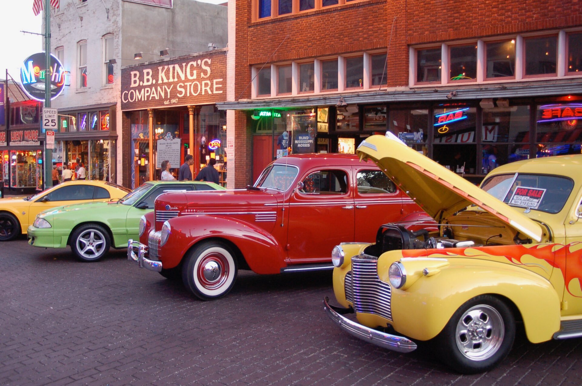 Oldtimer mit offener Motorhaube auf der Beale Street in Memphis