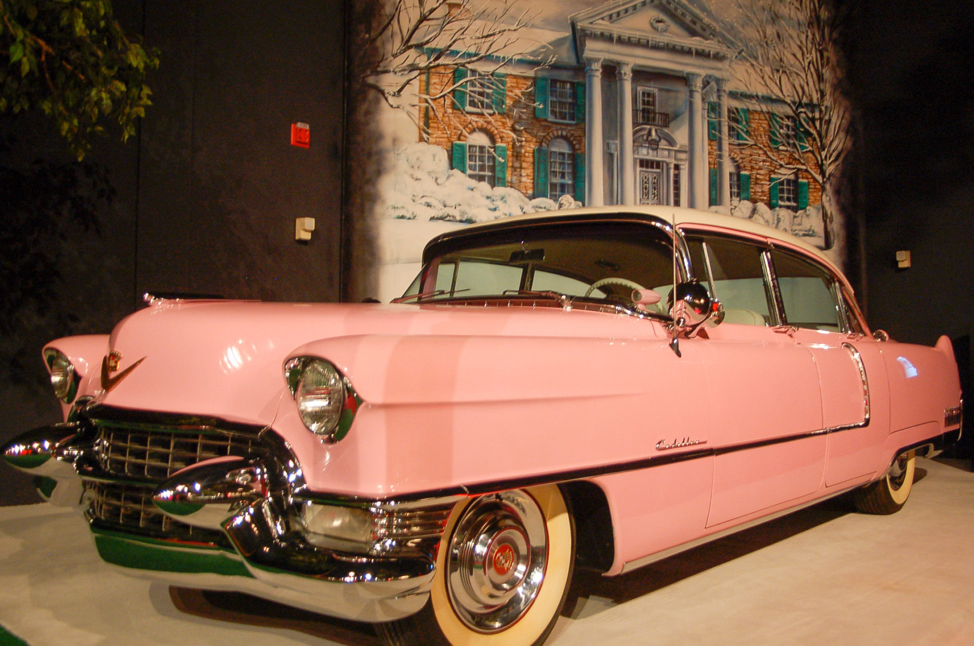 Der pinke Cadillac von Elvis Presley, mit dem der King of Rock'n'Roll durch Memphis zu fahren pflegte