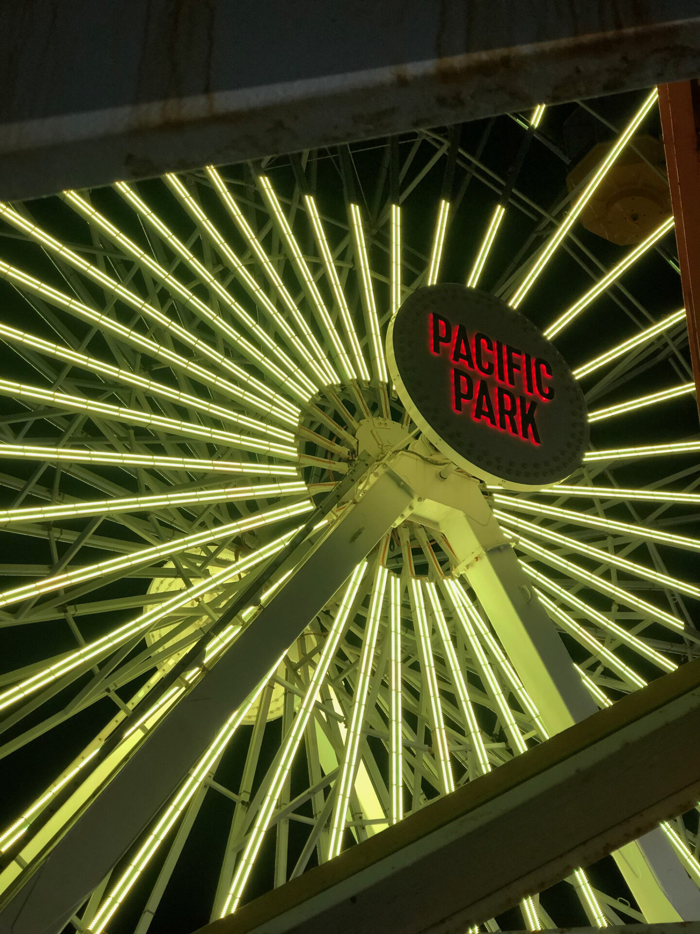 Riesenrad mit Beleuchtung auf dem Santa Monica Pier unweit des Endpunkts der Route 66