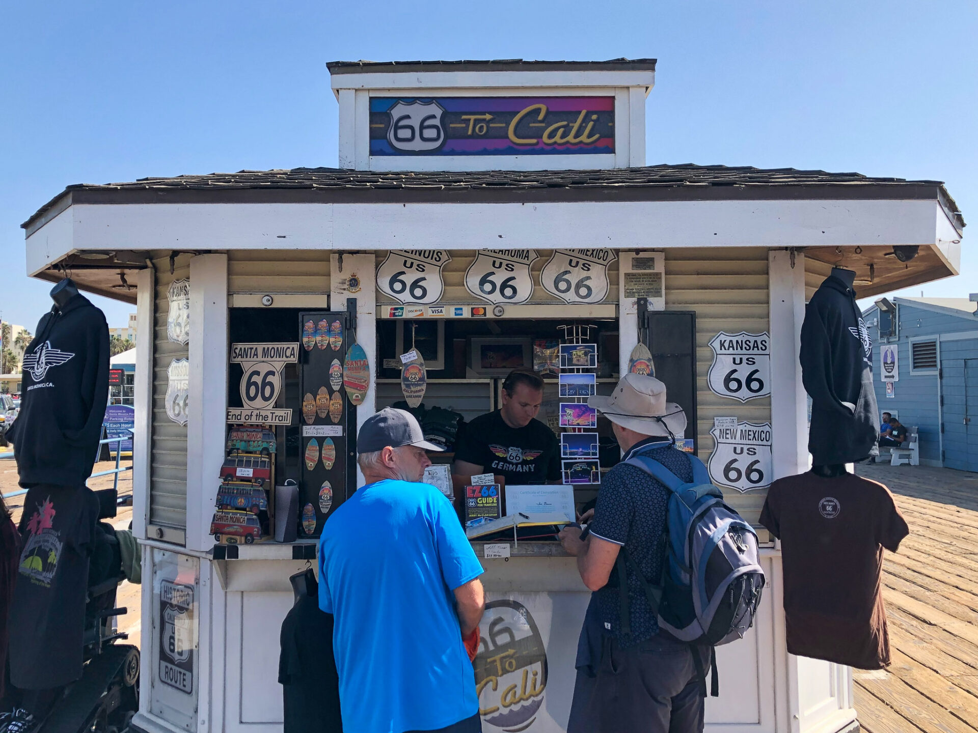 Kiosk mit Souvenirs von der Route 66 auf dem Santa Monica Pier mit Besuchern
