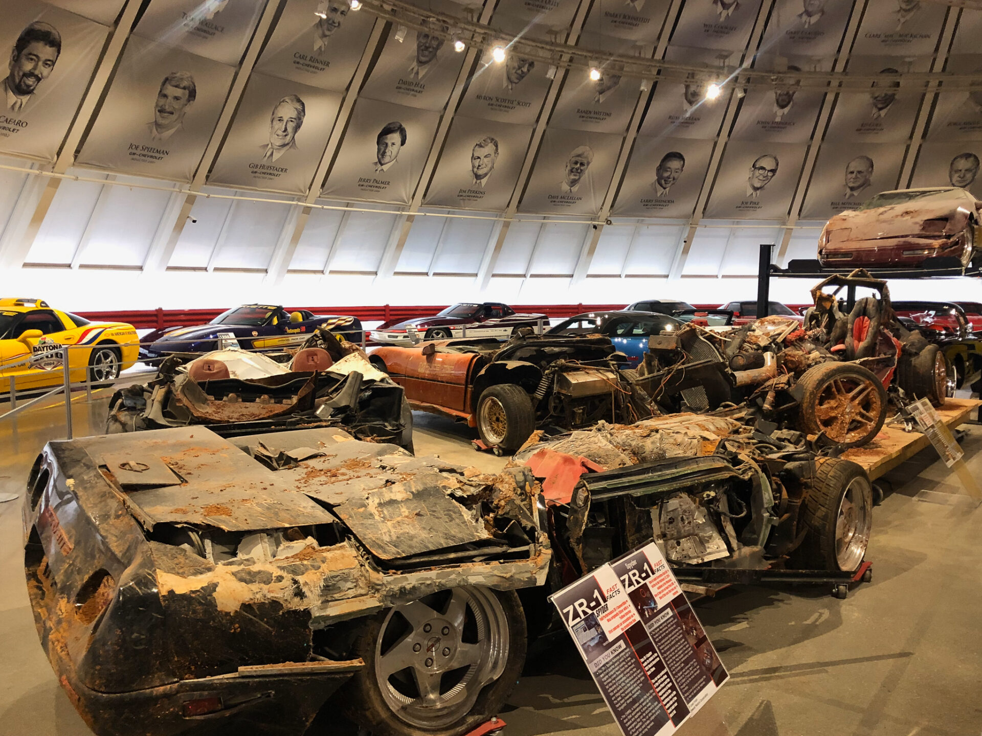 Wracks von Corvettes im sogenannten Skydome des National Corvette Museum in Kentucky