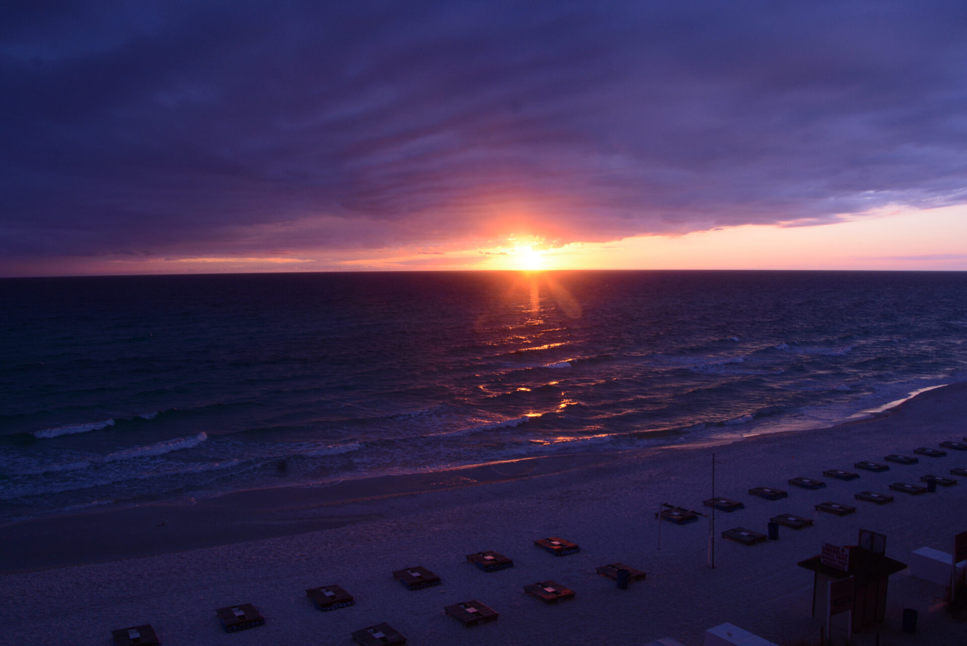 Sonnenuntergang über dem Golf von Mexico gesehen aus einem Hochhaus mit Ferienwohnungen in Panama City Beach