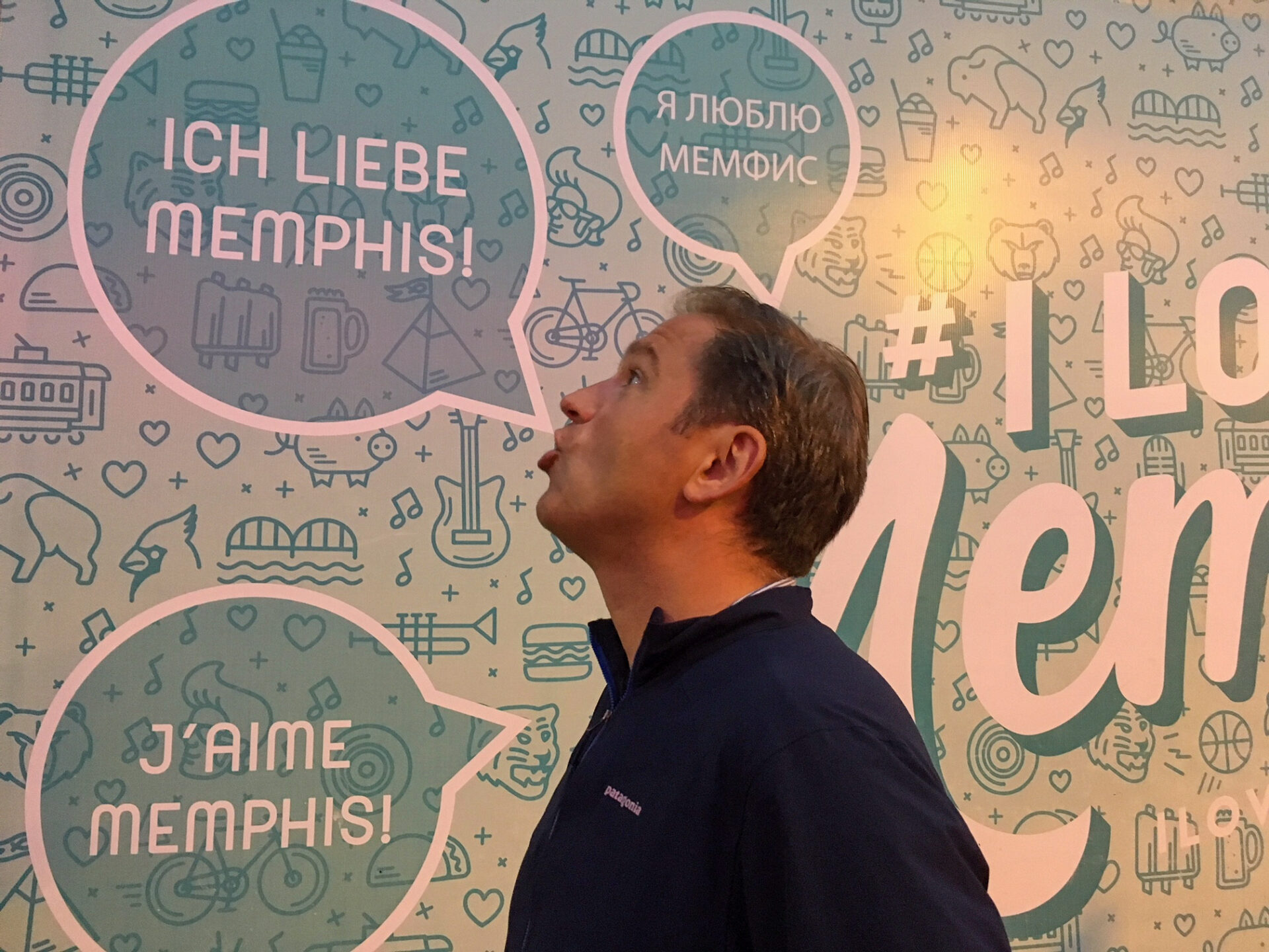 Autor Ralf vor einer Sprechblase mit der Aufschrift »Ich liebe Memphis«