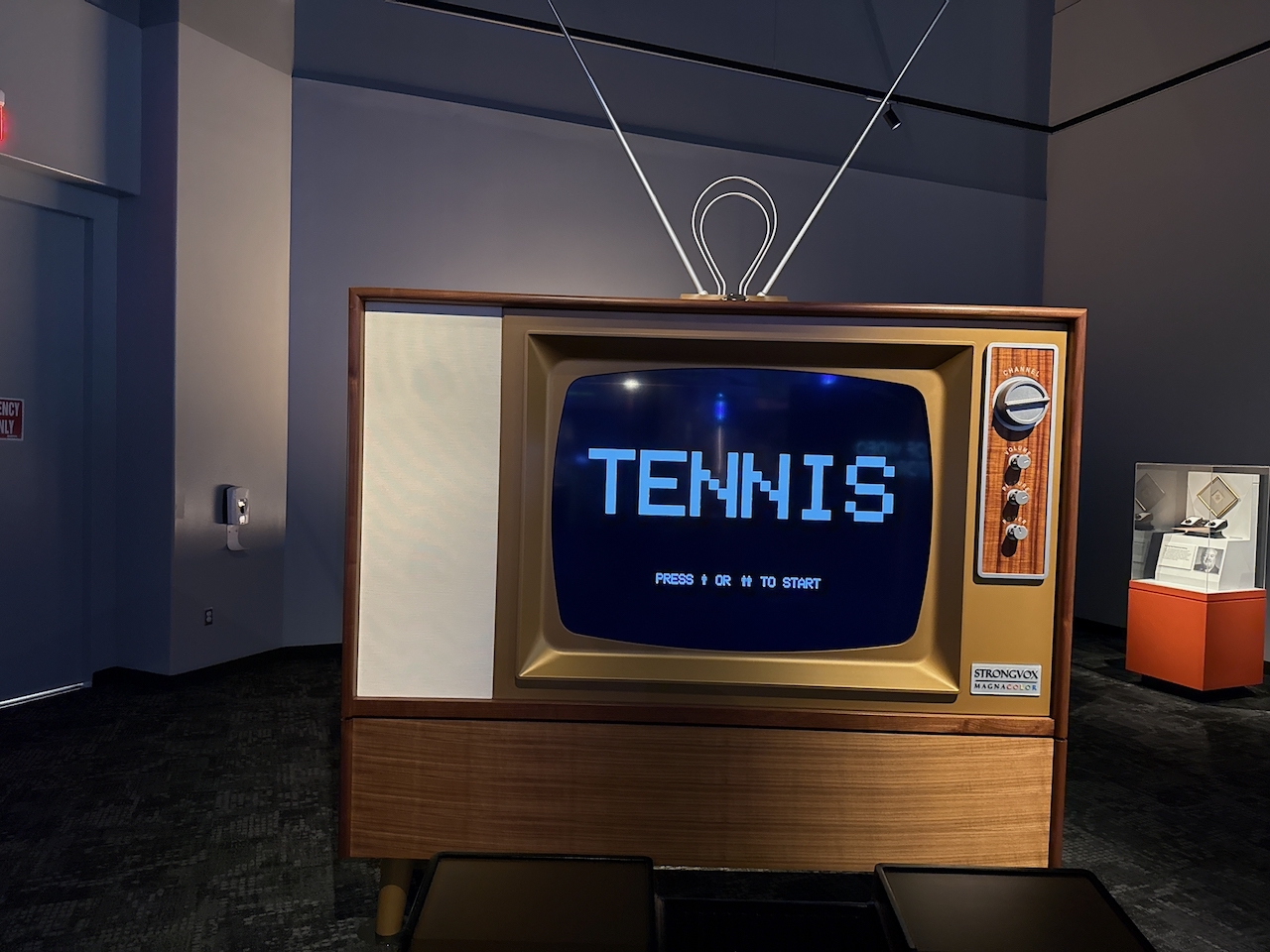 Antikes Videospiel Tennis in einem Fernseher mit Antennen in der International Videogame Hall of Fame in Rochester