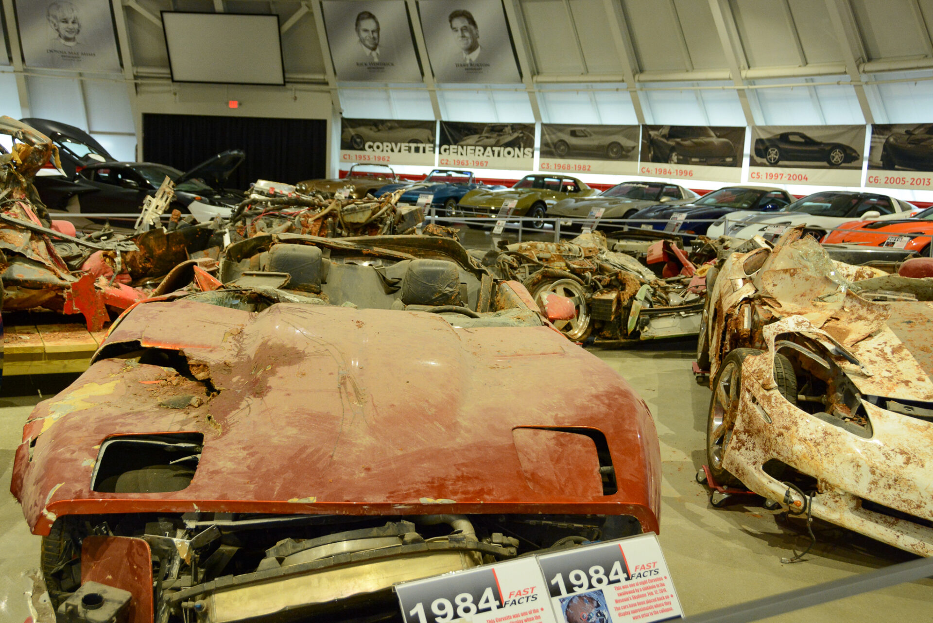 Wracks im Showroom des National Corvette Museum, wo der Boden in einem Erdloch versackt ist