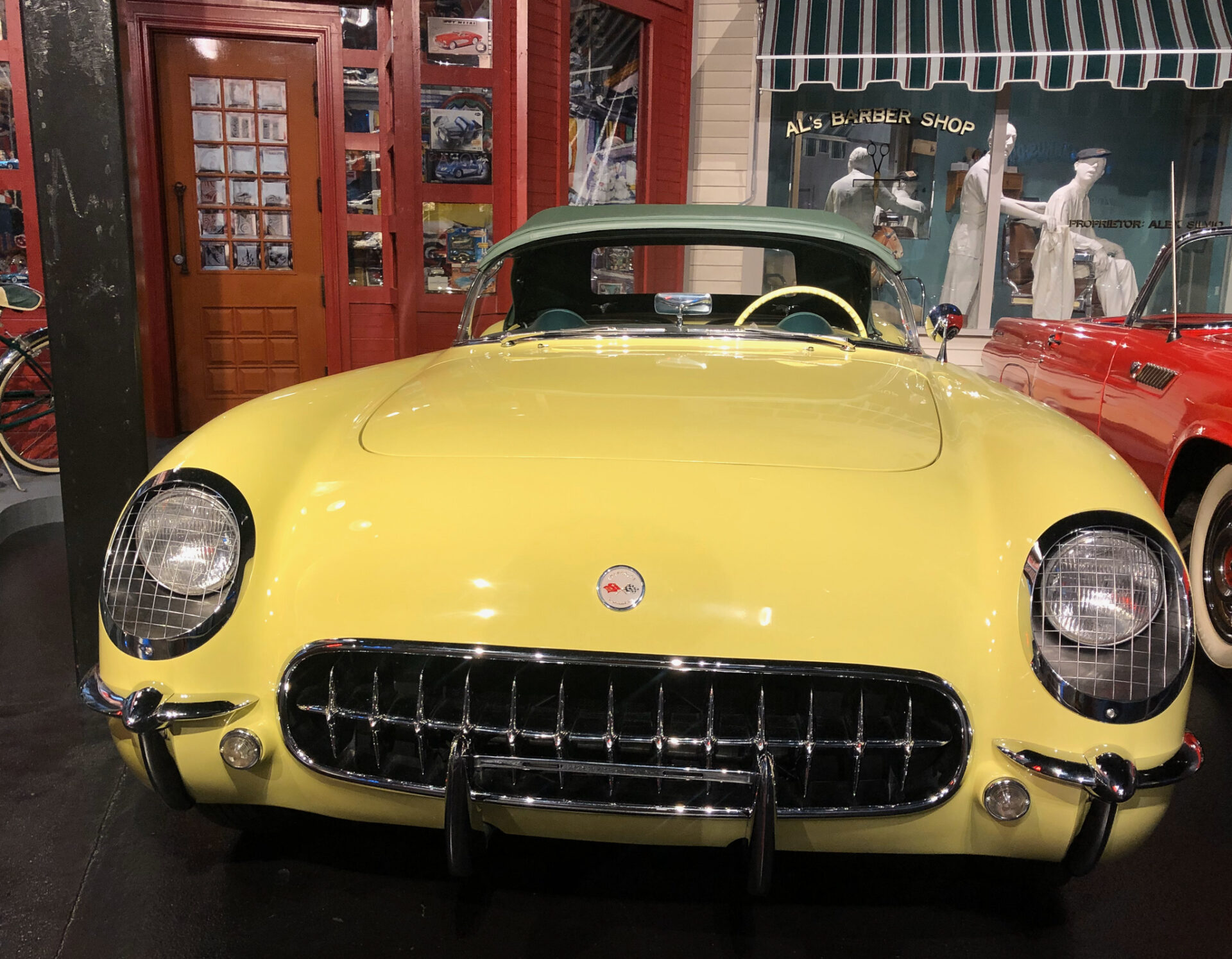Ein zitronengelber Wagen im National Corvette Museum in Bowling Green im US-Bundesstaat Kentucky