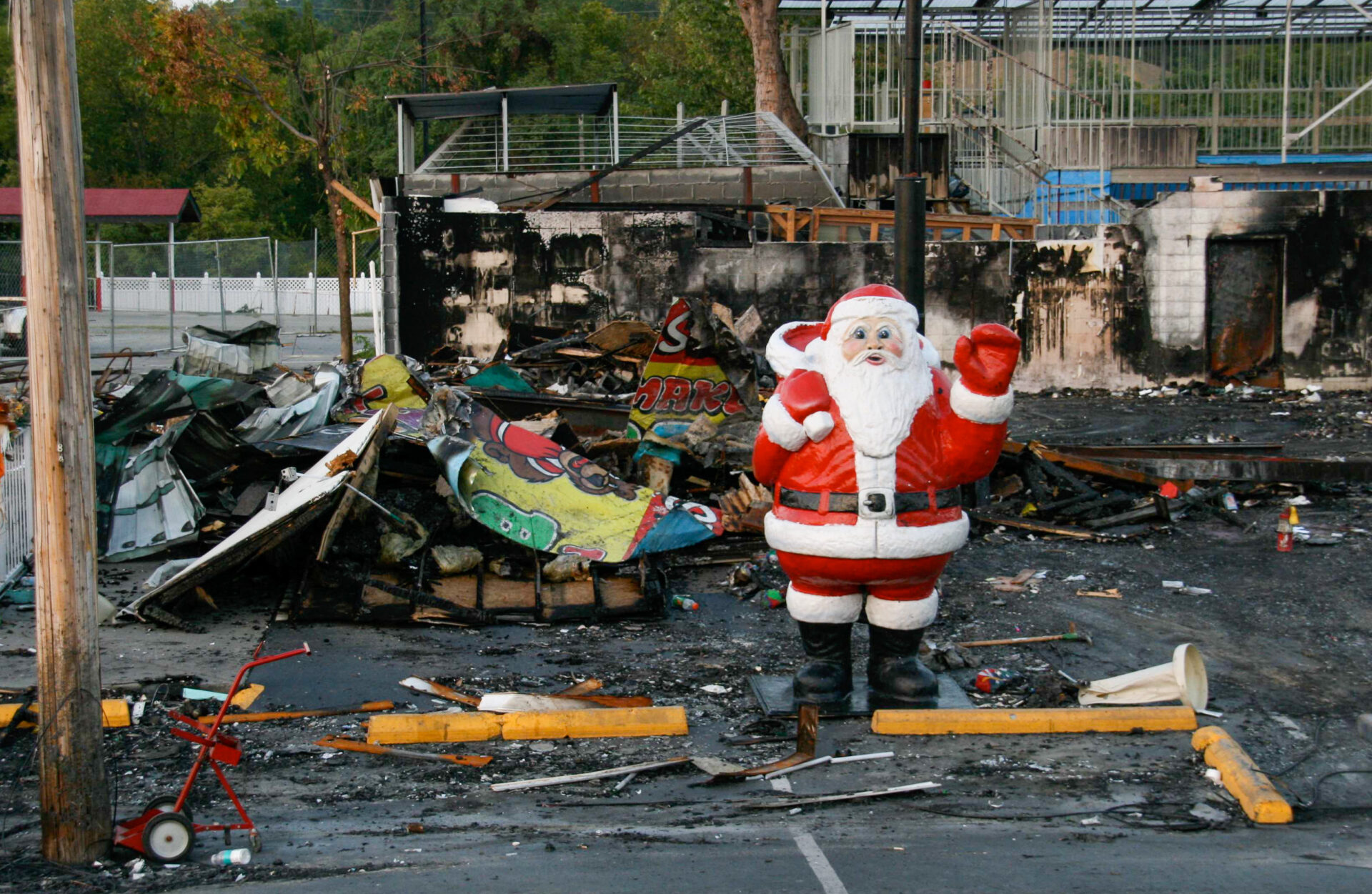 Weihnachtsmann auf einem Parkplatz in Pigeon Forge in den Great Smokey Mountains