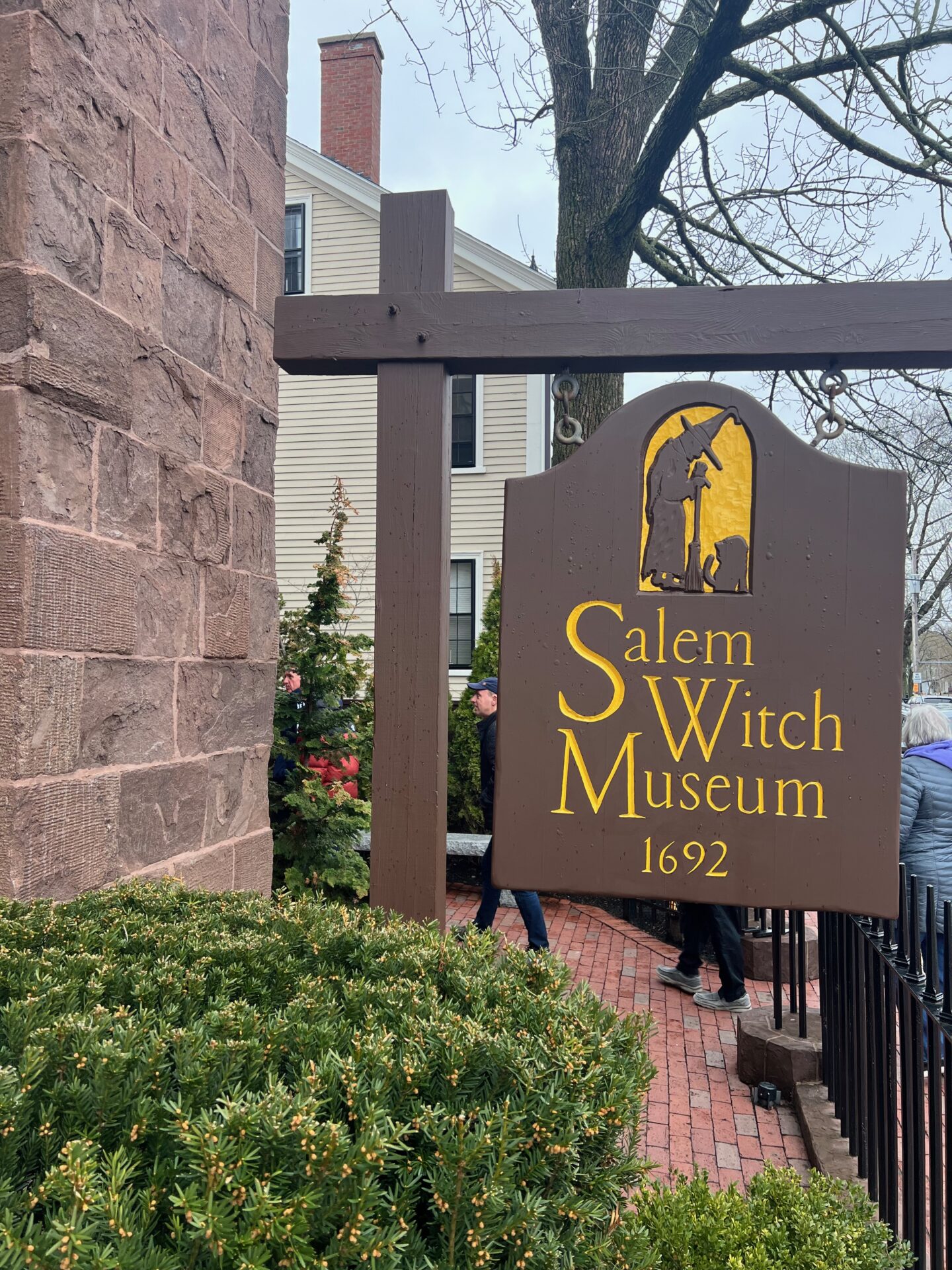 Eingang-zum-Salem-Witch-Museum_bild-ralf-johnen Schild am Eingang des Salem Witch Museum, das an die Hexenjagd in den USA im Jahre 1692 erinnert