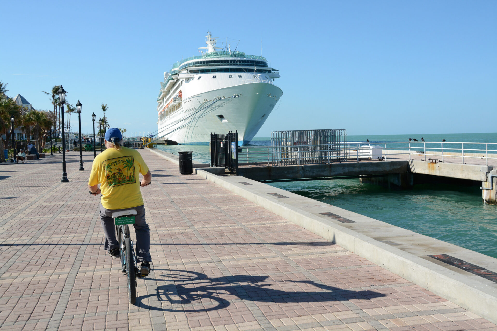 Fahrradtour-Kreuzfahrtschiff-Captain-Craig-durch-Key-West-Florida_Foto-Ralf-Johnen Captain Craig bei der Fahrradtour auf Key West mit einem Kreuzfahrtschiff am Anleger