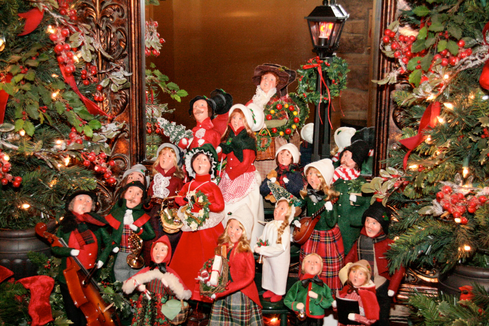 Weihnachtsfiguren in der Lobby von The Inn at Christmal Place in Pigeon Forge