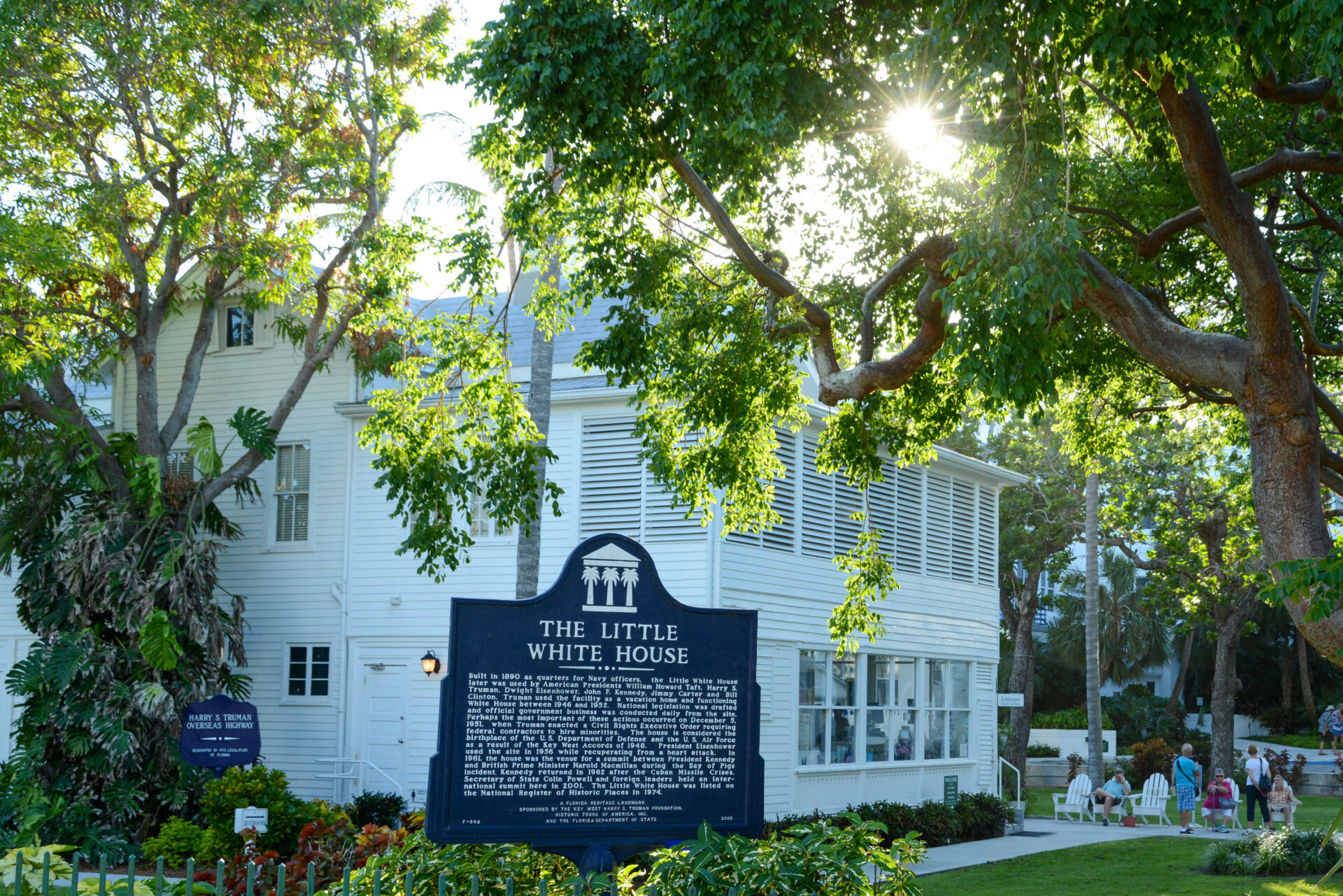 Little-White-House-von-aussen-Key-West_Foto-Ralf-Johnen Schild mit der Aufschrift The Little White House auf Key West, dem favorisierten Urlaubsort von Präsident Harry Truman