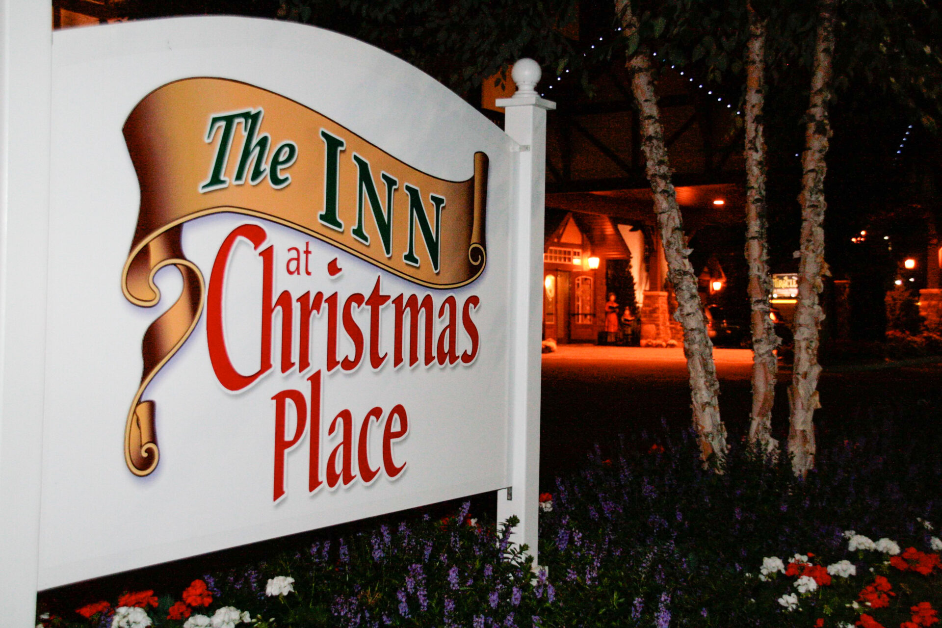 Schild des The Inn at Christmas Place, einem Hotel in Pigeon Forge, in dem das gesamte Jahr über Weihnachten ist