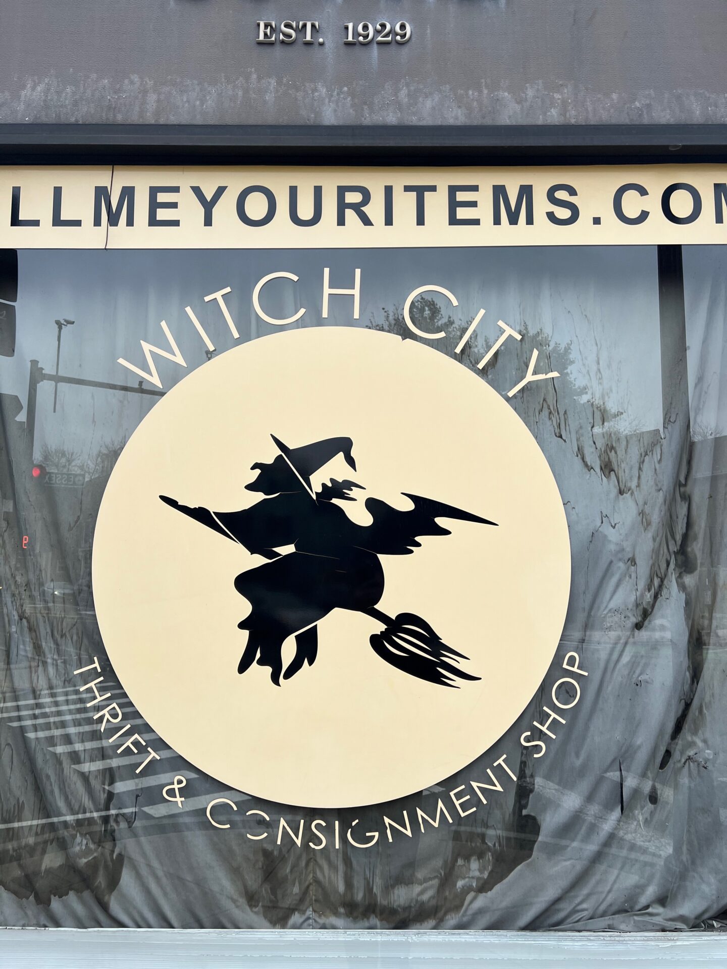 Schild-Witch-City-Salem_bild-ralf-johnen Schild mit der Aufschrift "Witch City" in Salem, Massachusetts