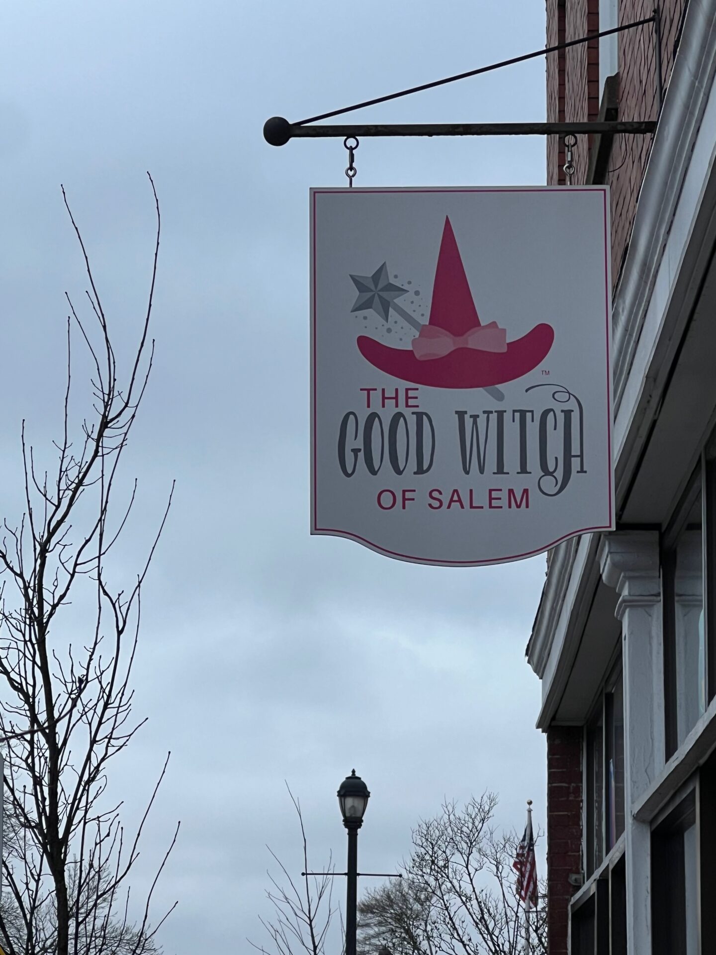 Schild-mit-Aufschrift-Good-Witch-of-Salem_bild-ralf-johnen Ausleger eines Geschäftes in Salem, Massachusetts, mit der Aufschrift "The Good Witch of Salem"