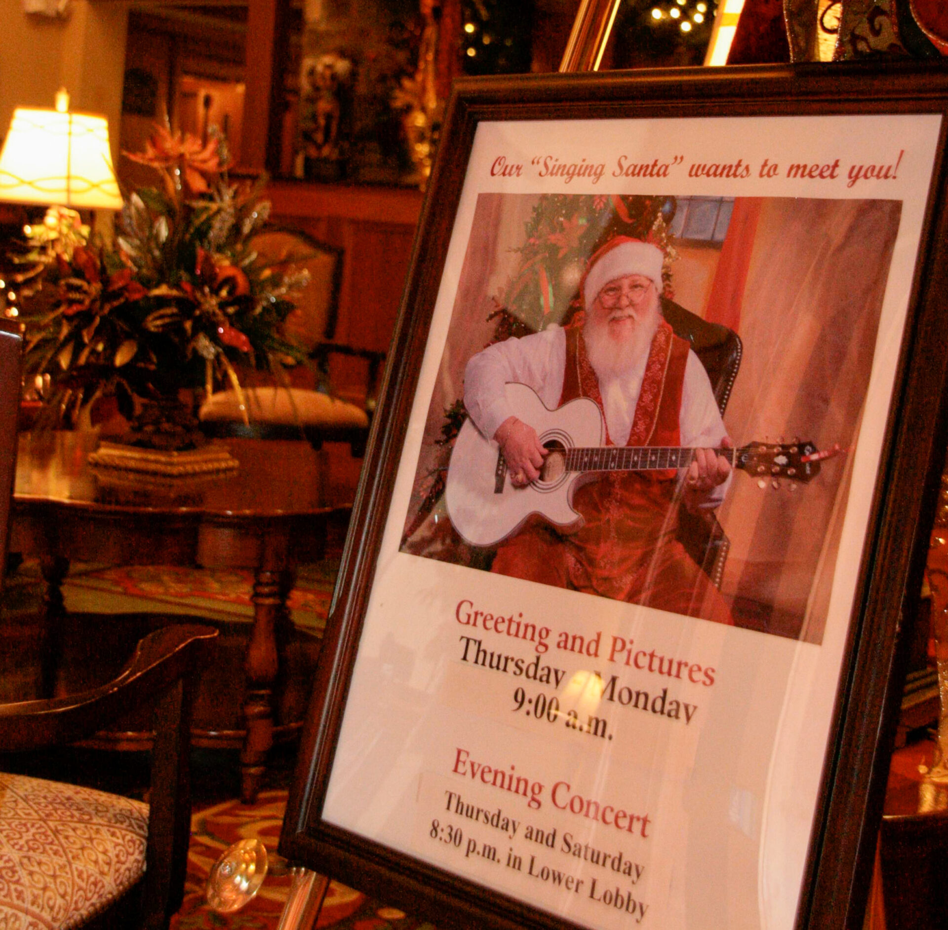 Konzertankündigung des Weihnachtsmanns im All Year Christmas Hotel in Pigeon Forge in den Great Smokey Mountains